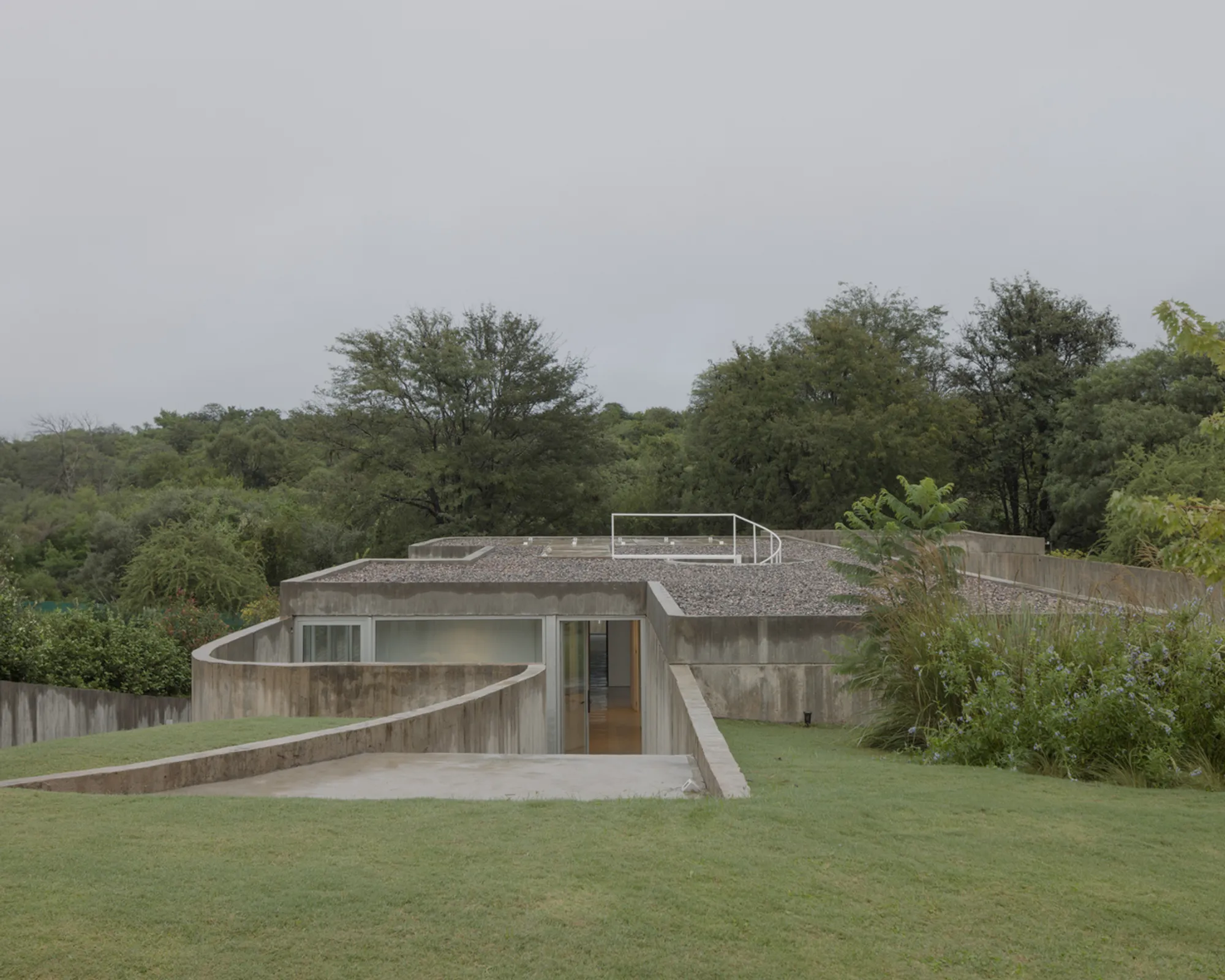 Clausura House by Agustín Lozada: A Quiet Architecture Rooted in Landscape and Introspection