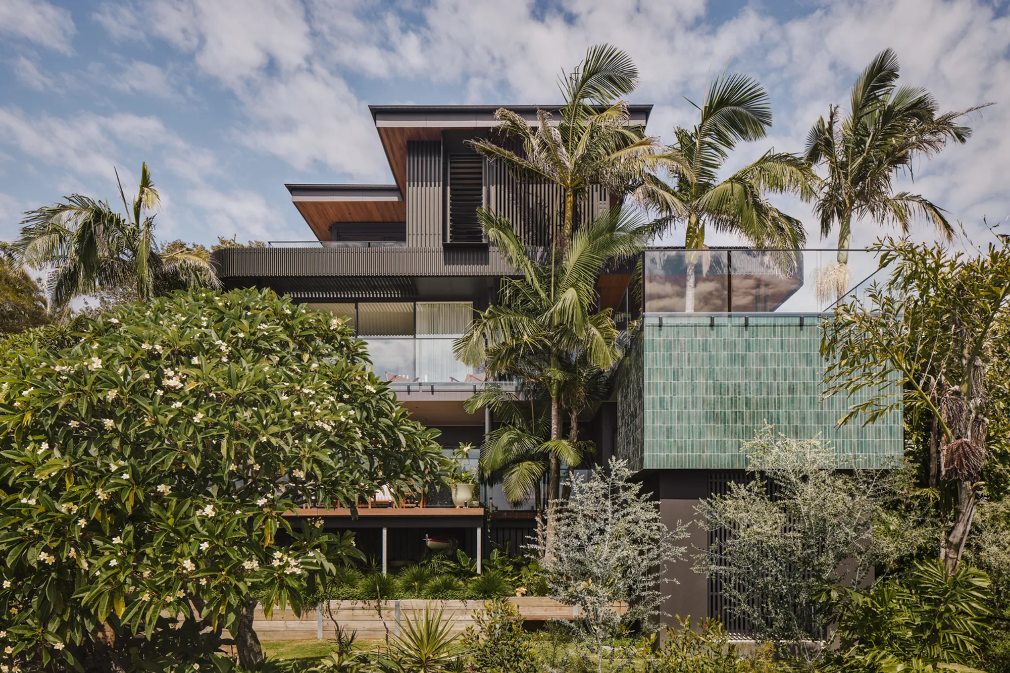 Cobbadah Beach House by Hayman + Charlton Architects: A Multi-Generational Coastal Haven in Queensland