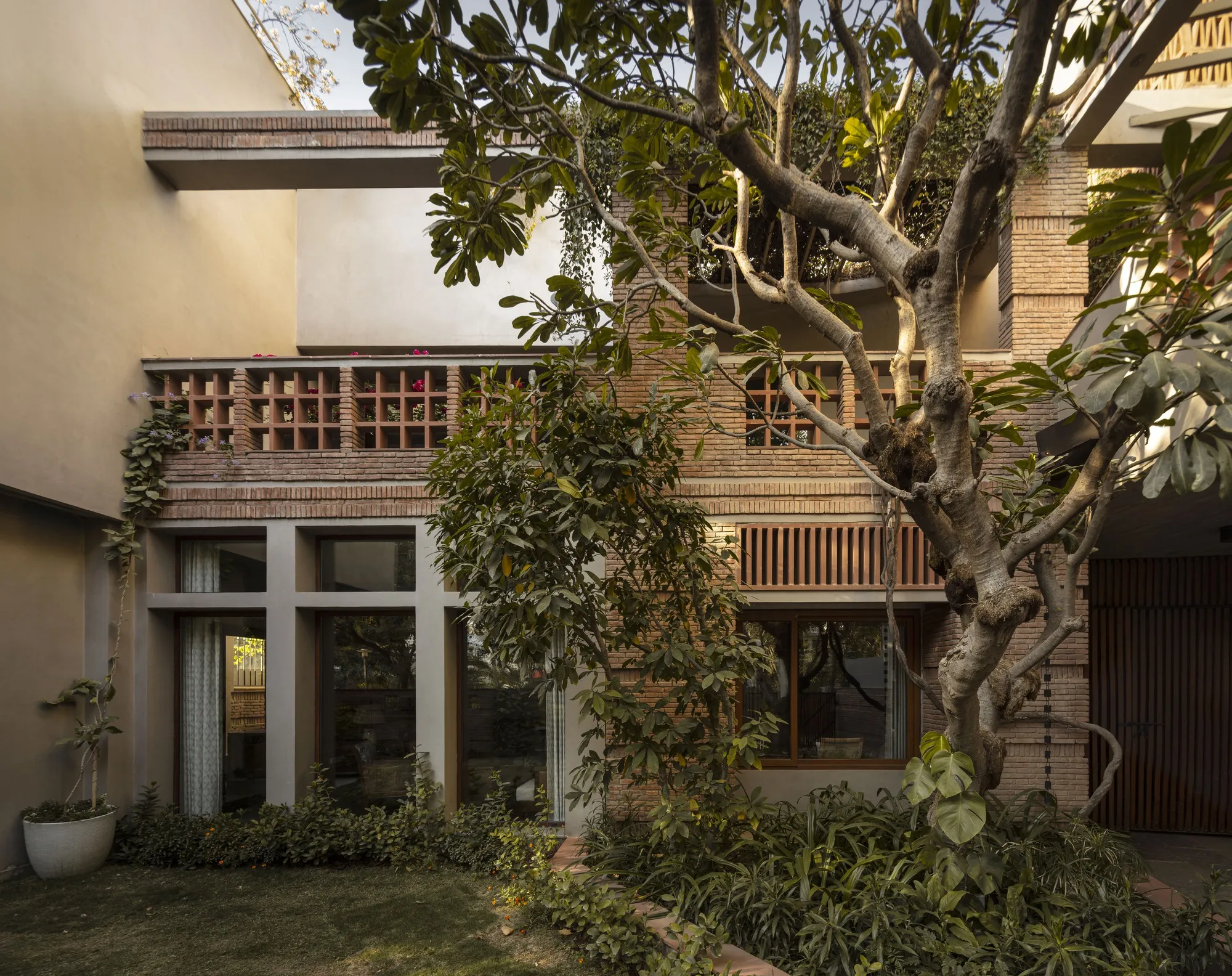Transformation House: Studio Juggernaut's Sustainable Urban Transformation in Gurugram