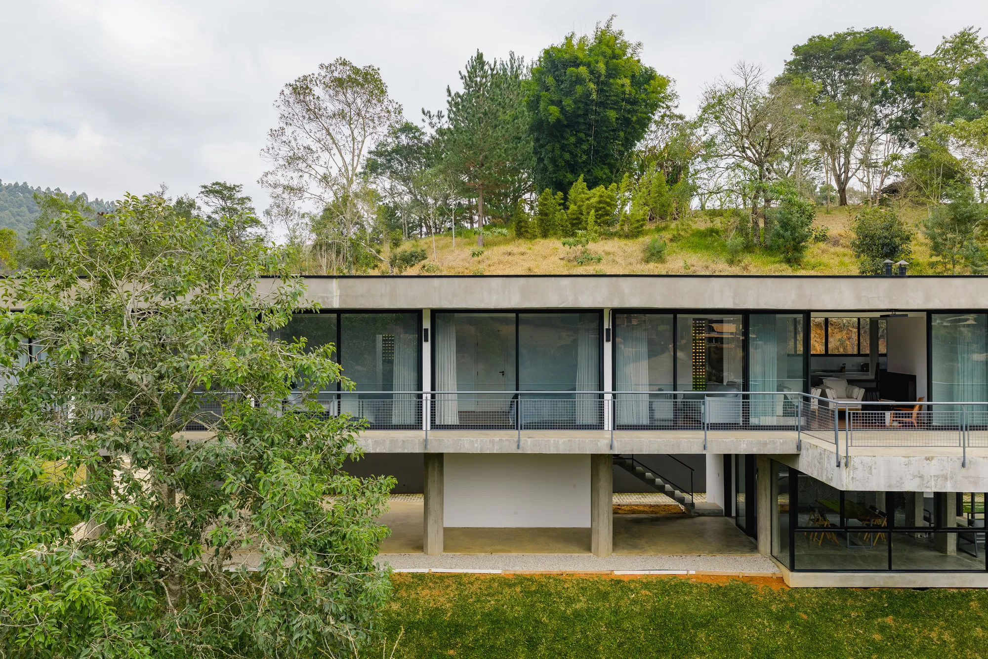 SAP House: A Suspended Mountain Home Embracing Topography in Serra da Mantiqueira