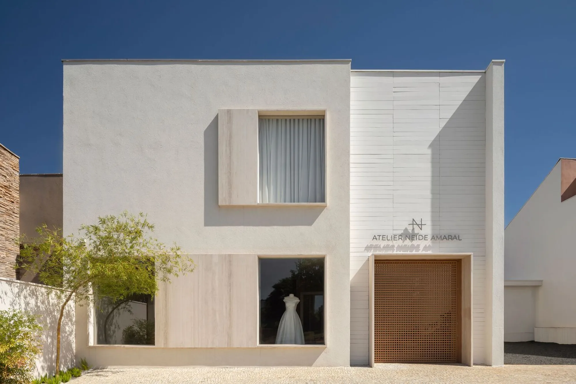 Neide Amaral Atelier by estúdio mariane rios: A Sculpted Space for Haute Couture in Ribeirão Preto