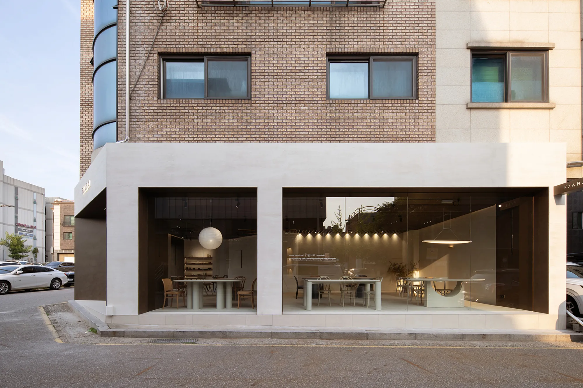 FIABA NEST by flw8studio: A Sculptural Showroom Blending Warmth, Craft, and Curved Elegance