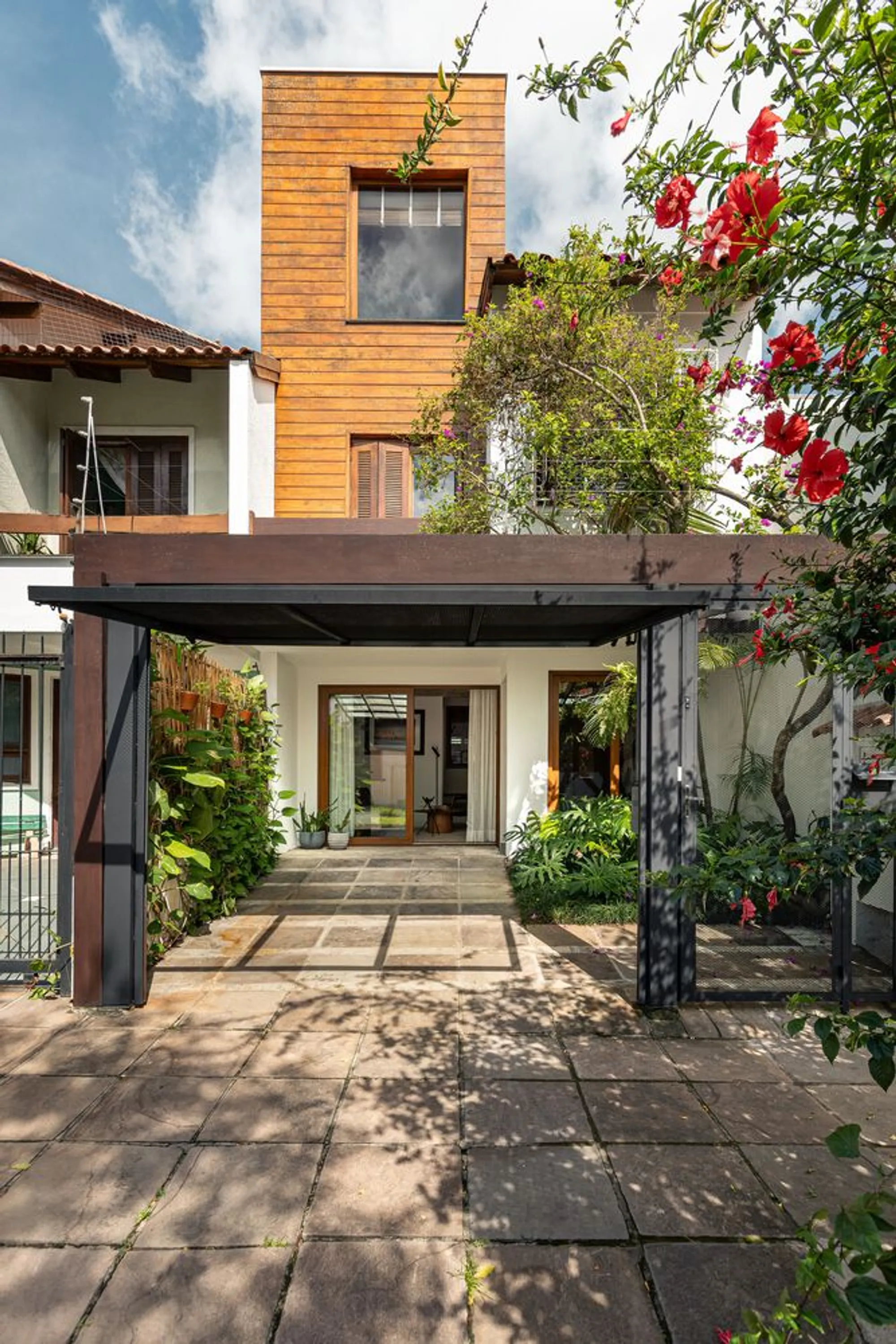 Casa da Beta – A Warm, Integrated Urban Home Transformation in Porto Alegre