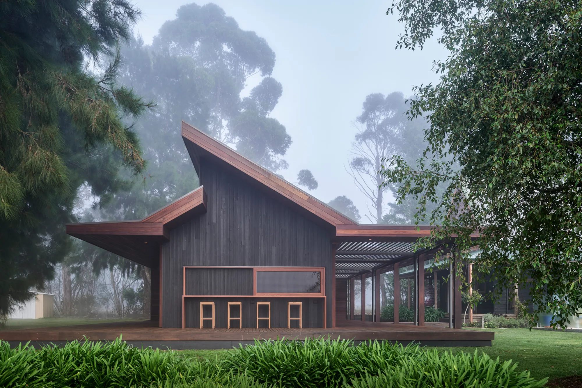 Kildrummie House: A Sustainable Timber Retreat in High Range, Australia