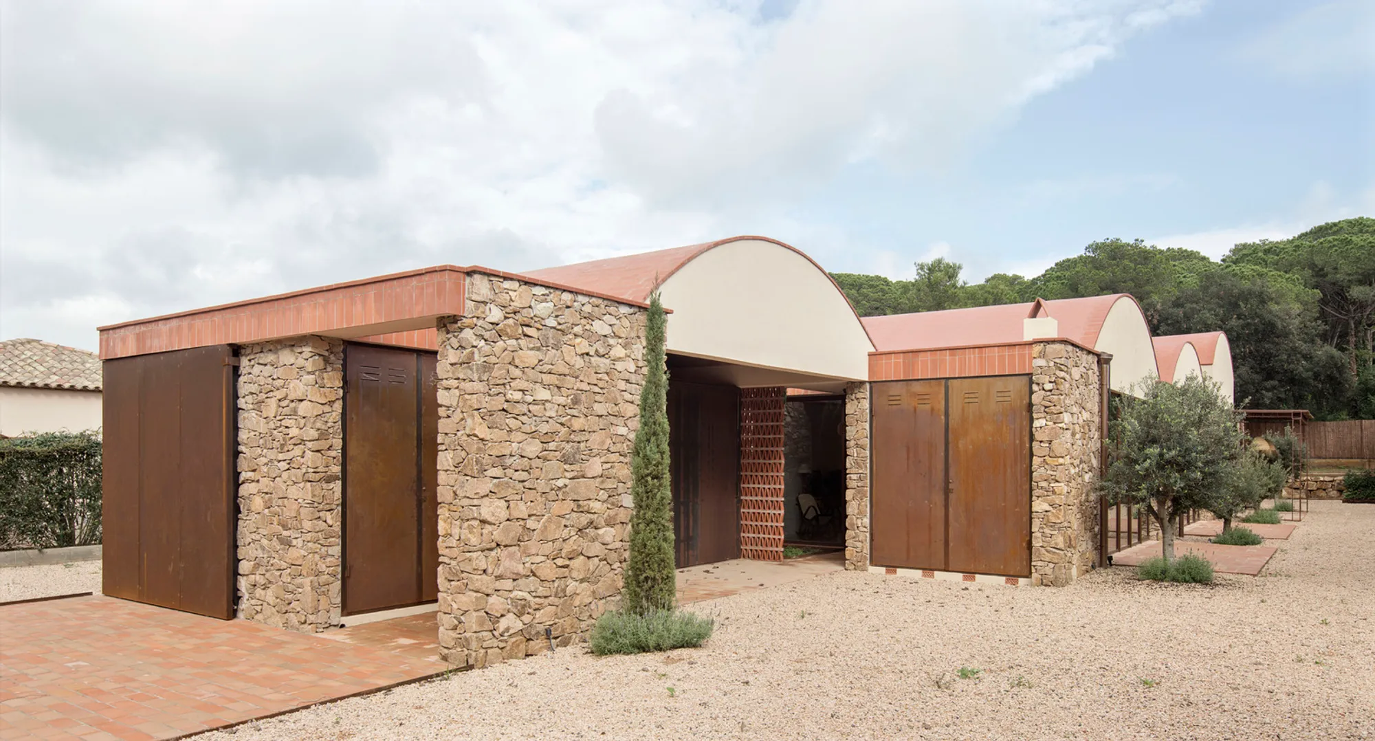 Les Barraques House: A Contemporary Tribute to Catalonia’s Vernacular Coastal Architecture