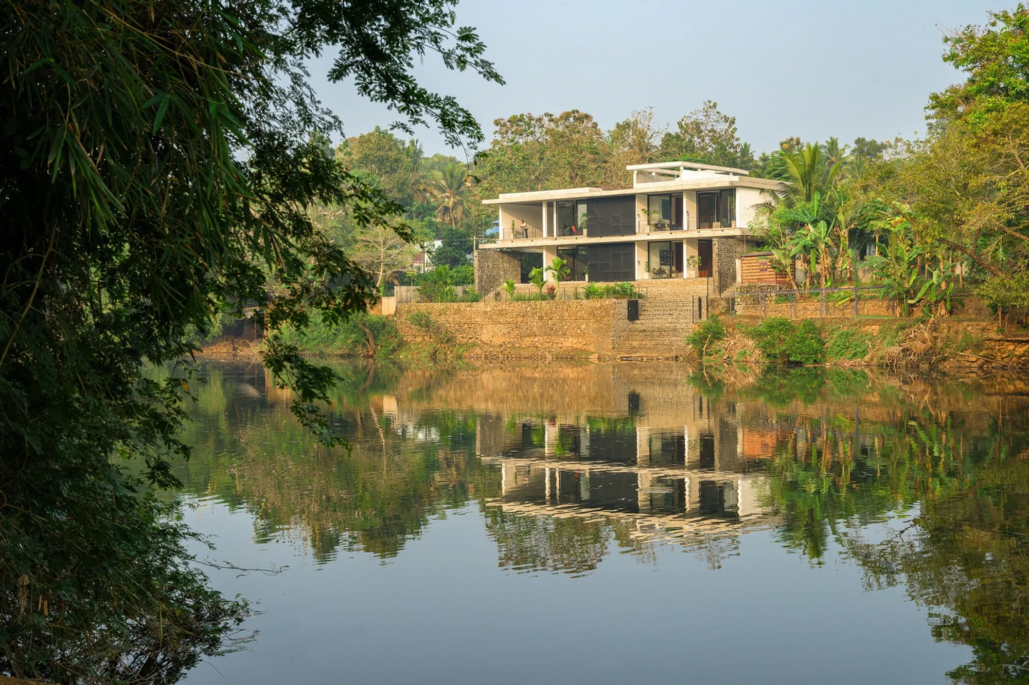 The House That Meets the River by LIJO.RENY.architects: A Waterfront Brutalist Sanctuary in Thiruvalla, India