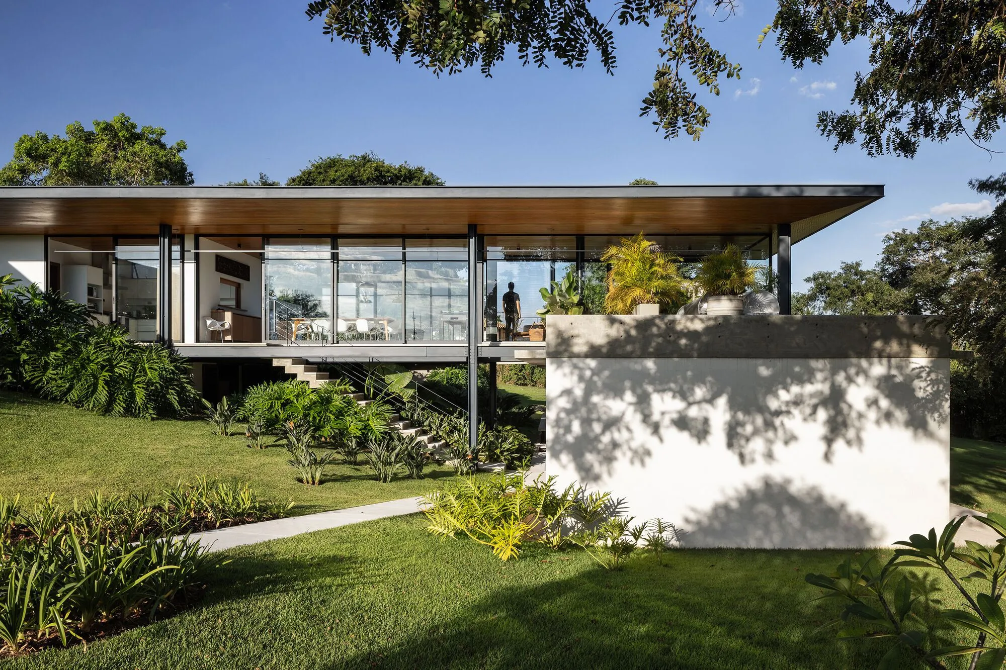 House Duas Marias I by Canoa Arquitetura – Modern Brazilian Countryside Retreat