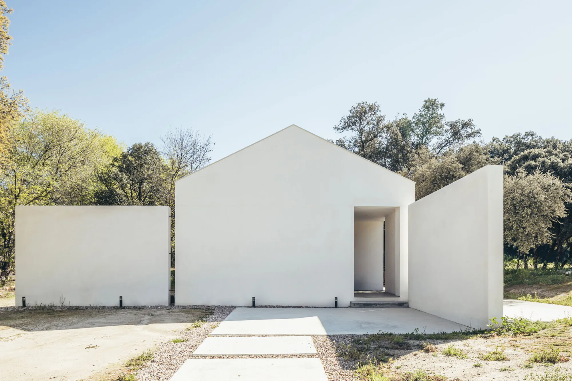 House among Oaks: A Sustainable Forest Retreat by More&Co in Sierra Norte, Spain