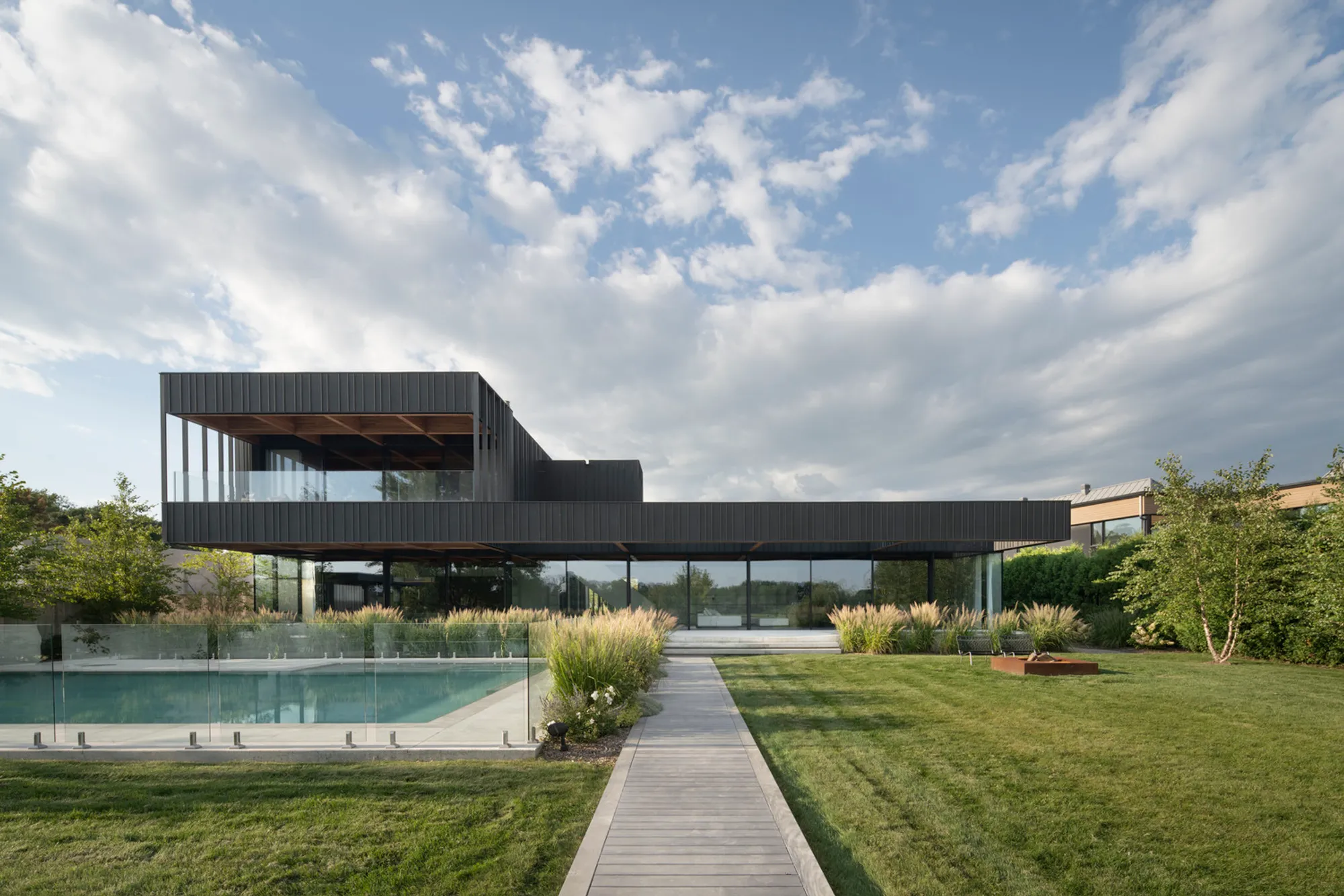 Residence Terrebonne by Saucier + Perrotte Architectes – A Sculptural Riverside Retreat Blending Wood, Concrete, and Light