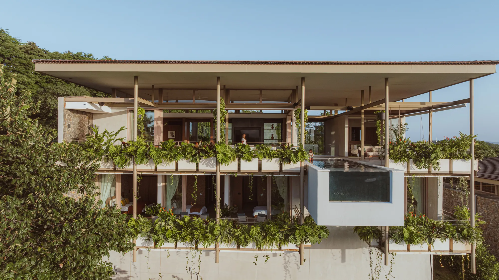 Villa Nuri by Studio Saxe: A Sustainable Hillside Retreat Overlooking the Pacific Ocean