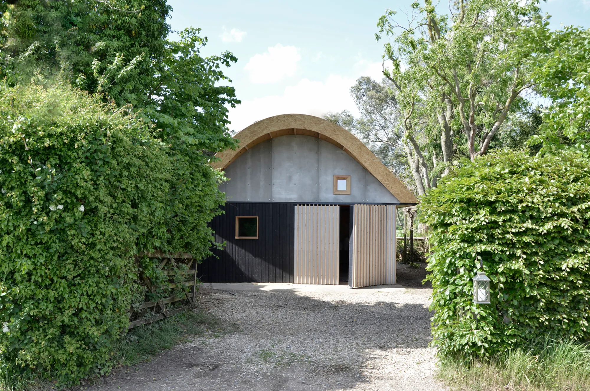 The Barn Gallery by Boano Prišmontas: A Modern Ode to Tranquility and Craftsmanship
