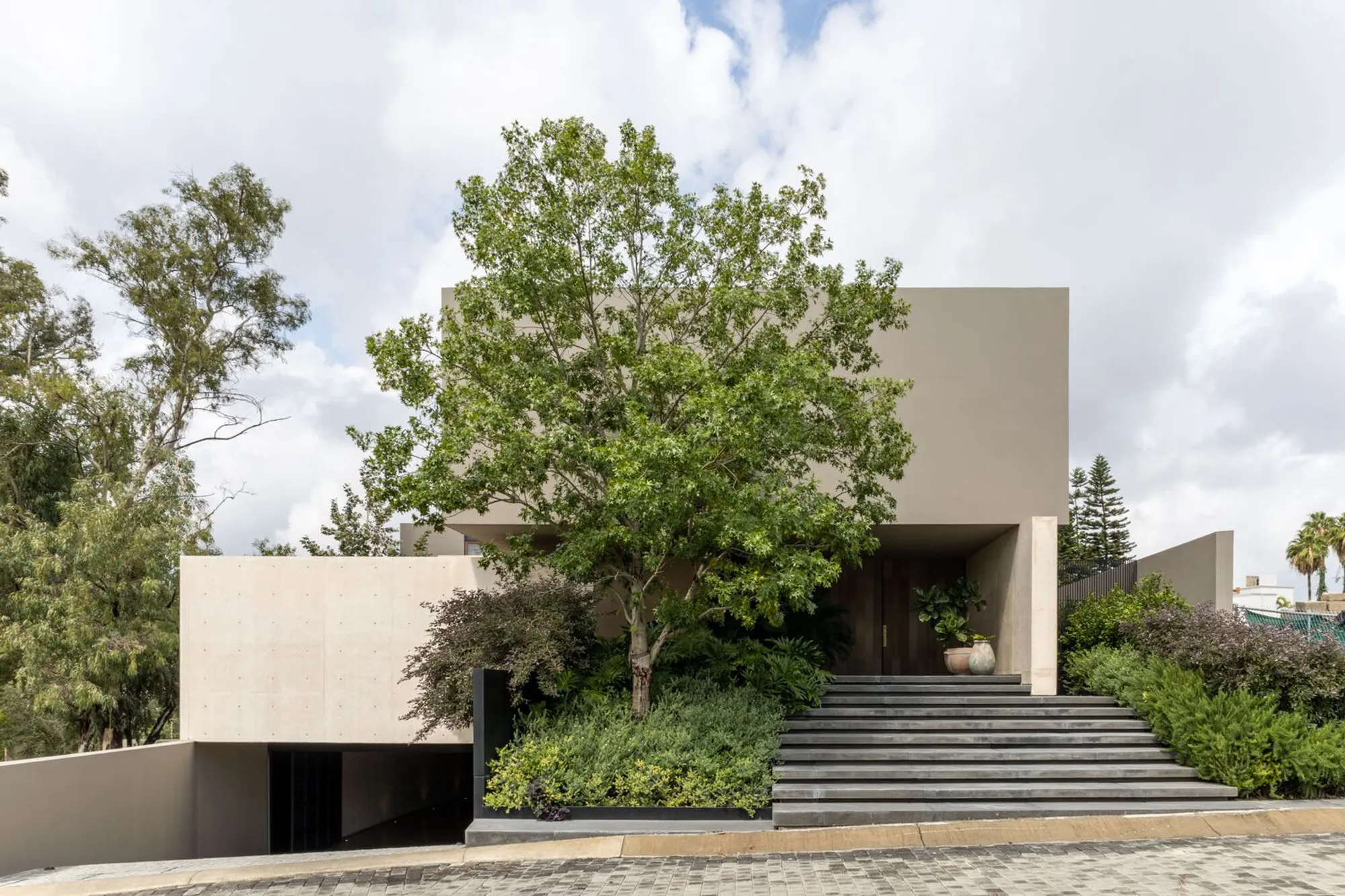 House PF by AE Arquitectos – A Harmonious Blend of Privacy, Light & Nature in Zapopan, Mexico