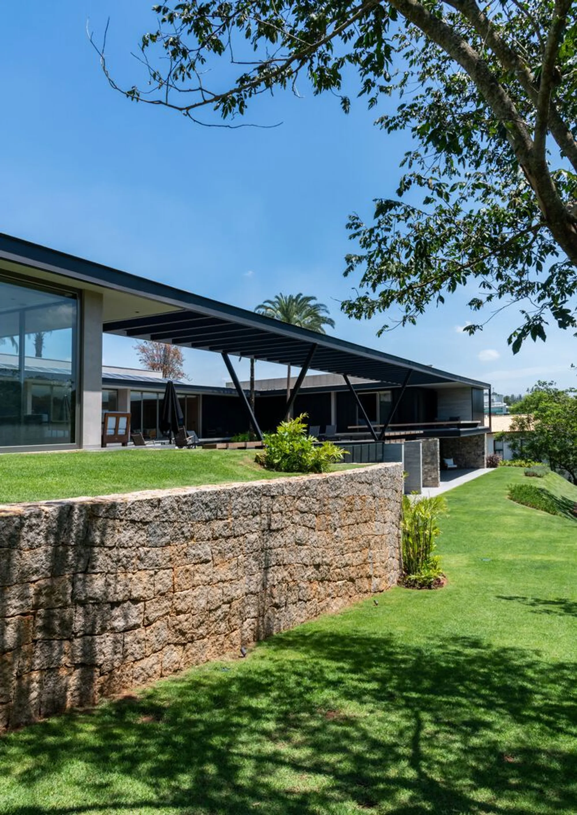Casa La Dinda by Alexandre Chaguri Arquitetura