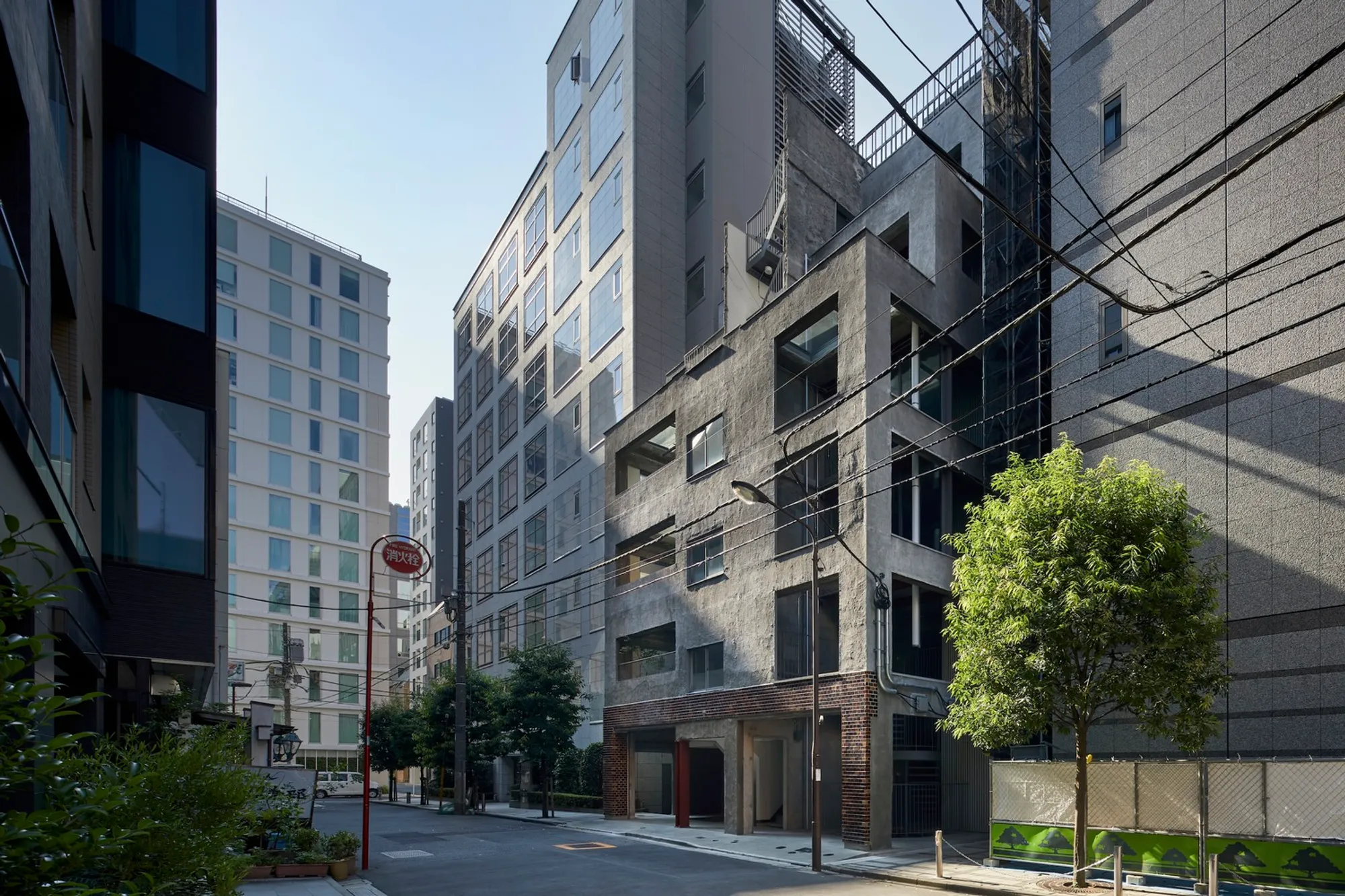 SAISEI Office Building in Kandanishikicho by Saisei Kenchiku Laboratory