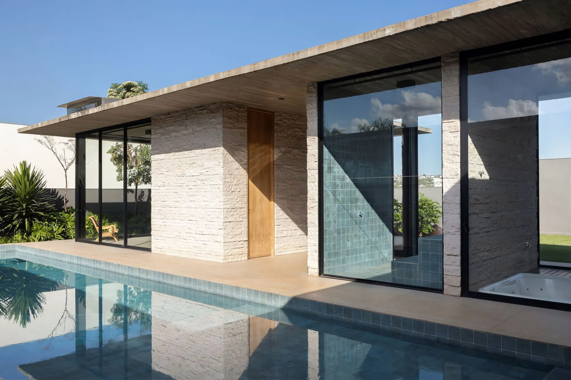 House G+B by Mariana Orsi Arquitetura – A Contemporary Residence Designed for Leisure and Nature