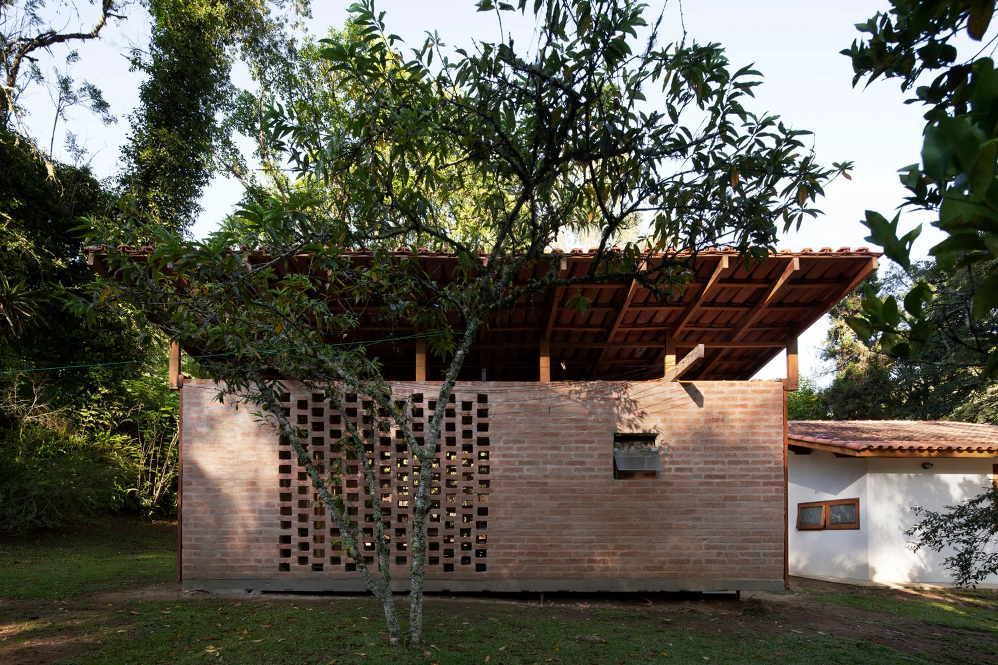Laundry by Messina | Rivas: A Subtle Integration of Utility Architecture with Nature in Cunha, Brazil