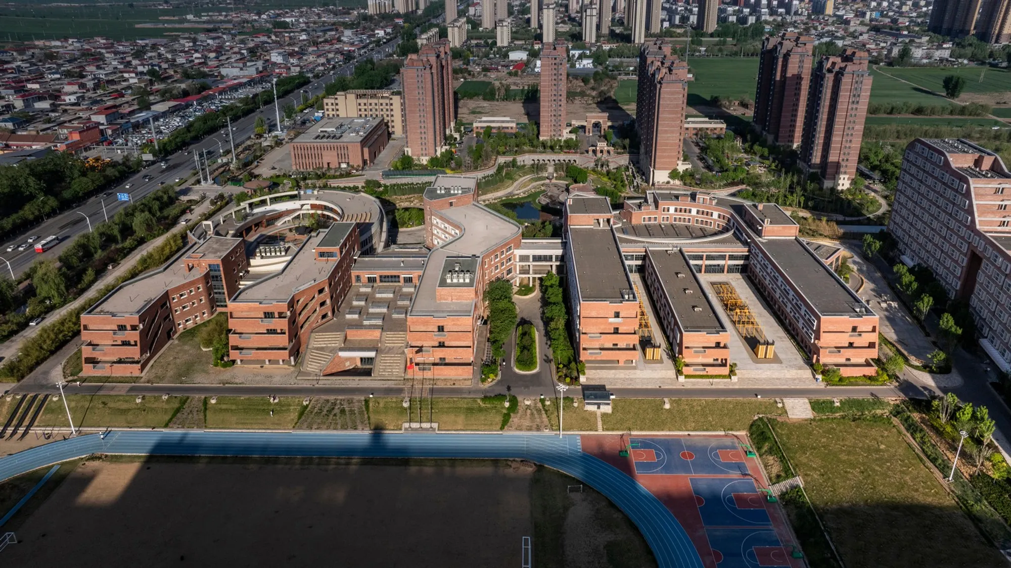 Tongtai School by E PLUS/SZA DESIGN: A Red Brick School Architecture Rooted in Landscape and History