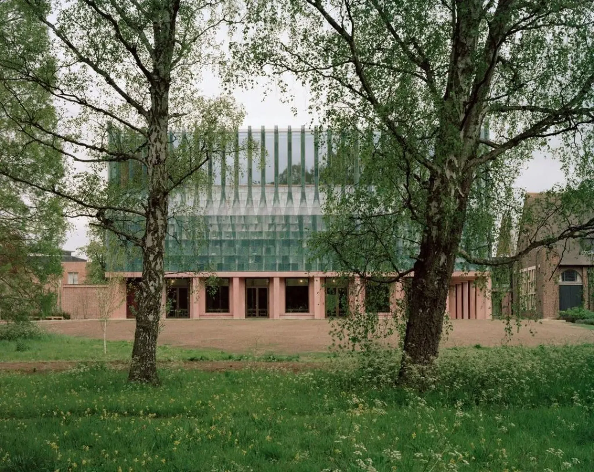 Homerton College Dining Hall by Feilden Fowles: A Contemporary Landmark of Craftsmanship and Sustainability in Cambridge