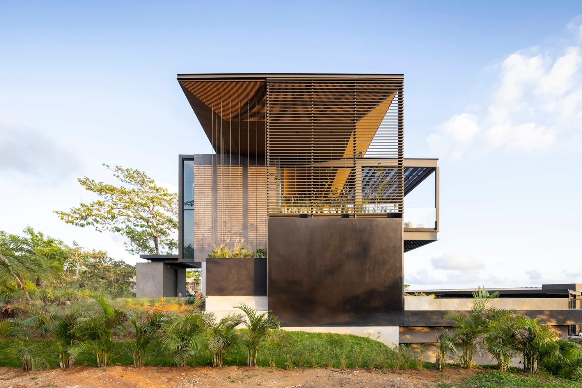 Black Pearl House by QBO3 Arquitectos: A Contemporary Tropical Architectural Masterpiece in Costa Rica