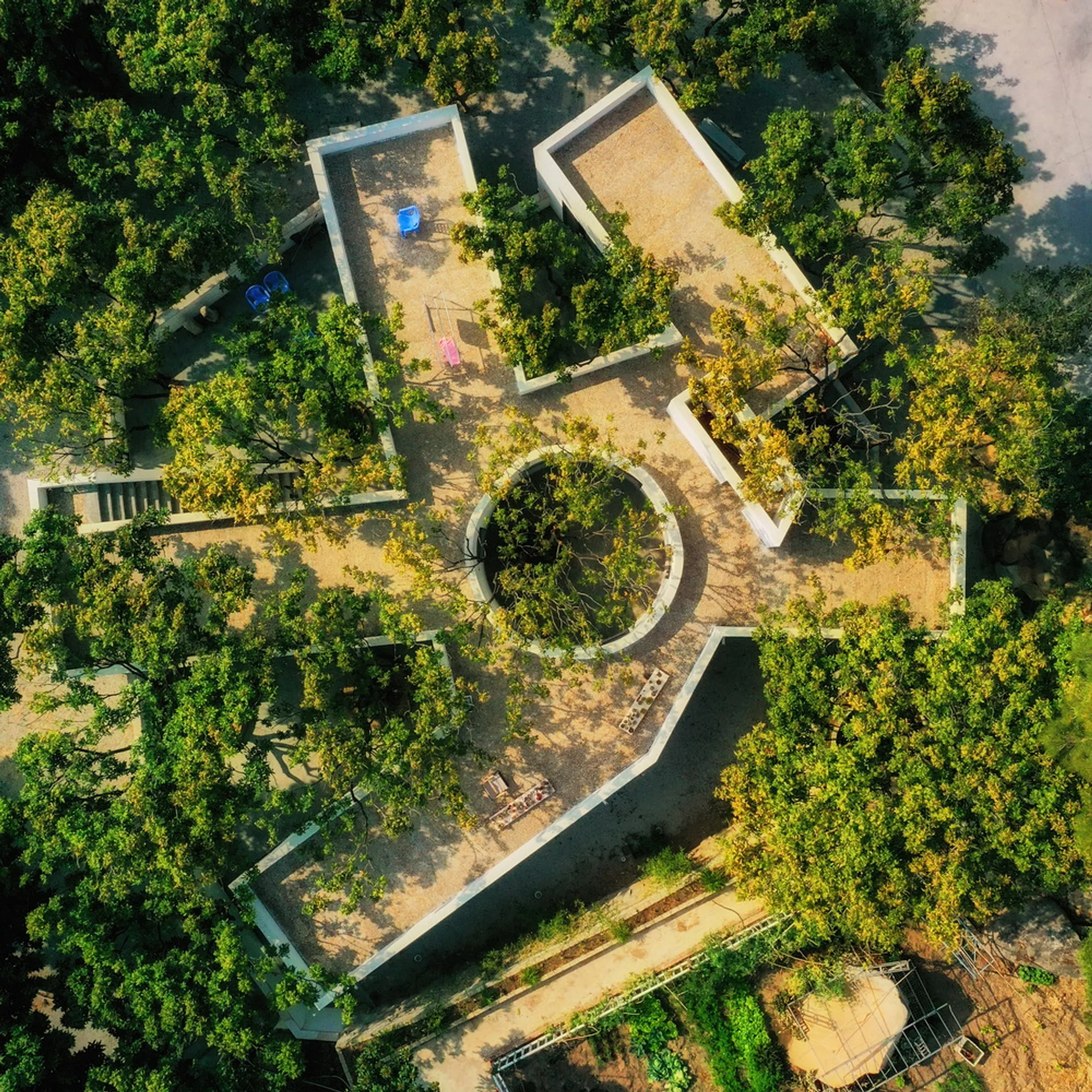 Courtyard House Design in China: Spacework Architects’ Longan Tree Residence