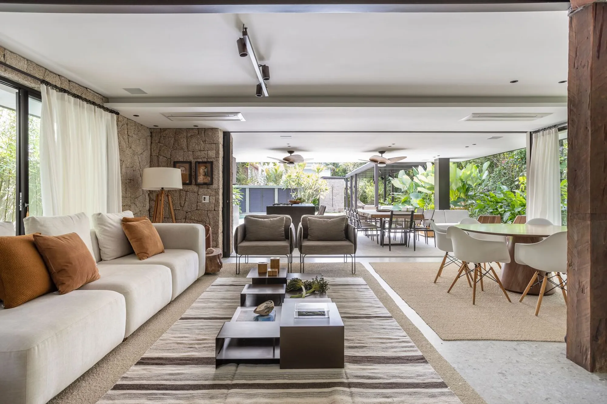 House in Praia da Baleia: A Forest-Integrated Beach House Design by TWO Arquitetura