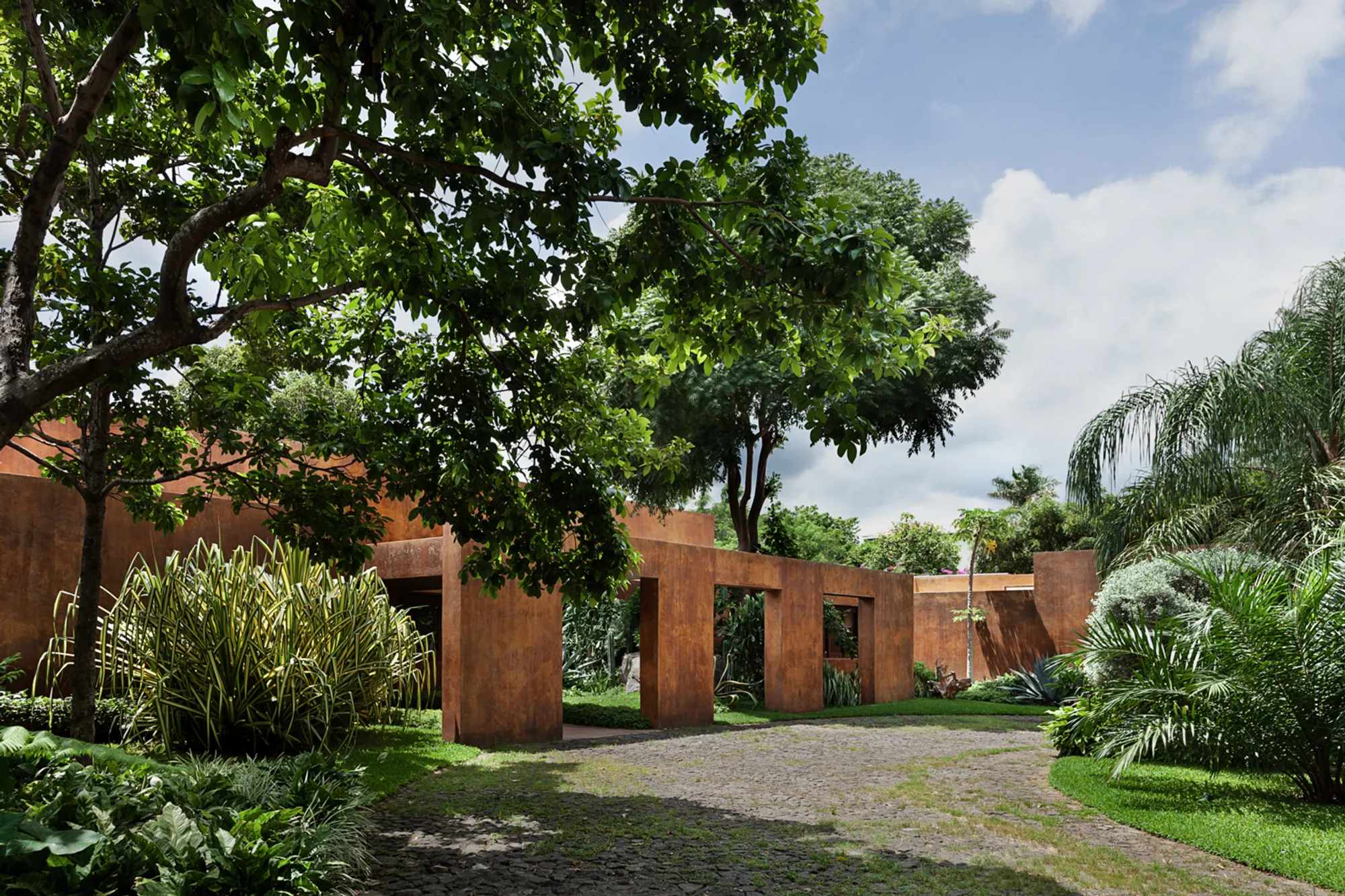 Casa FT by HRTD Hurtado Arquitectos – A Modern Residence in Harmony with Nature