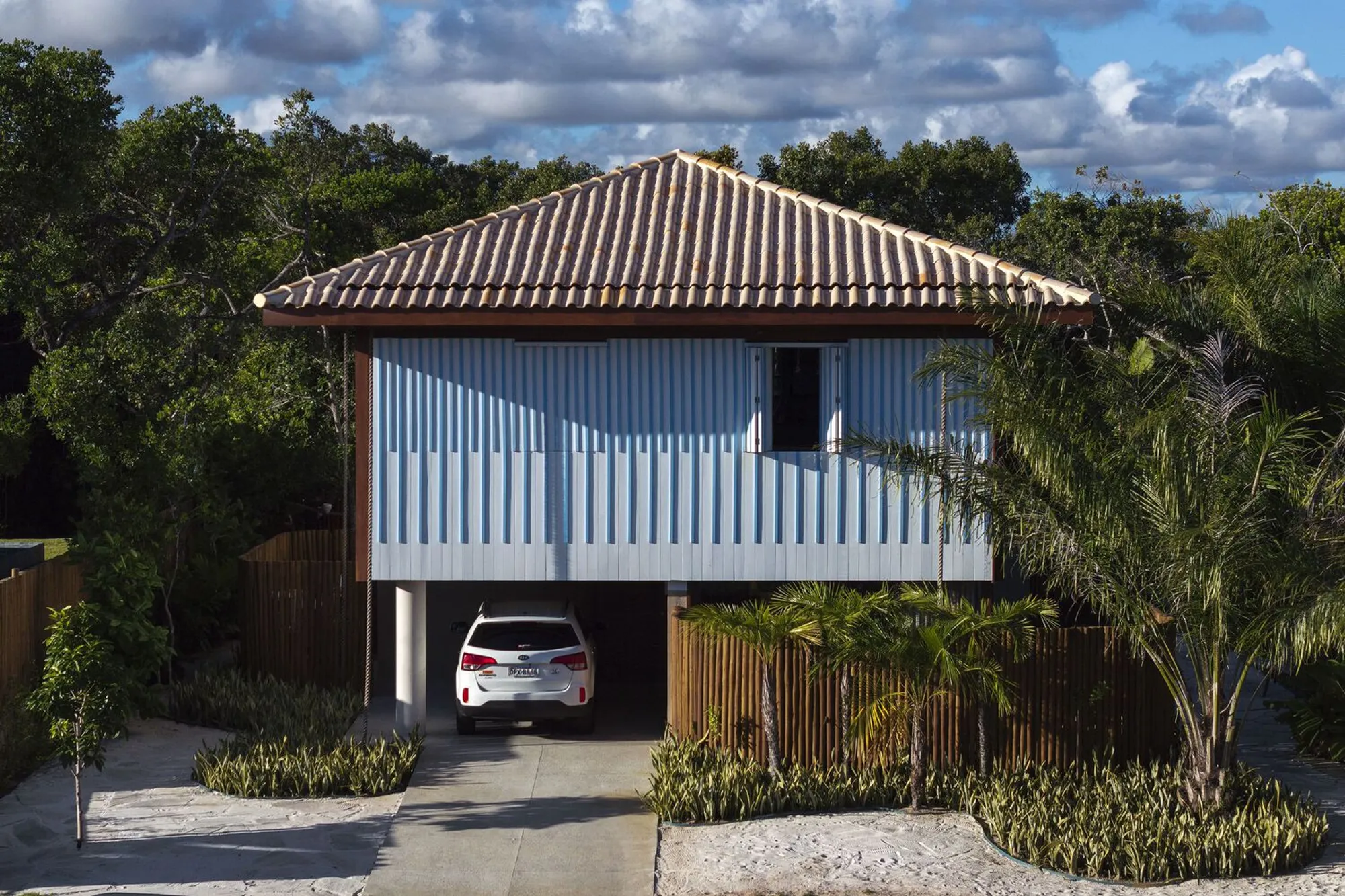 Inaê House: Tropical Modernist Beach House in Praia do Forte by MACh Arquitetos
