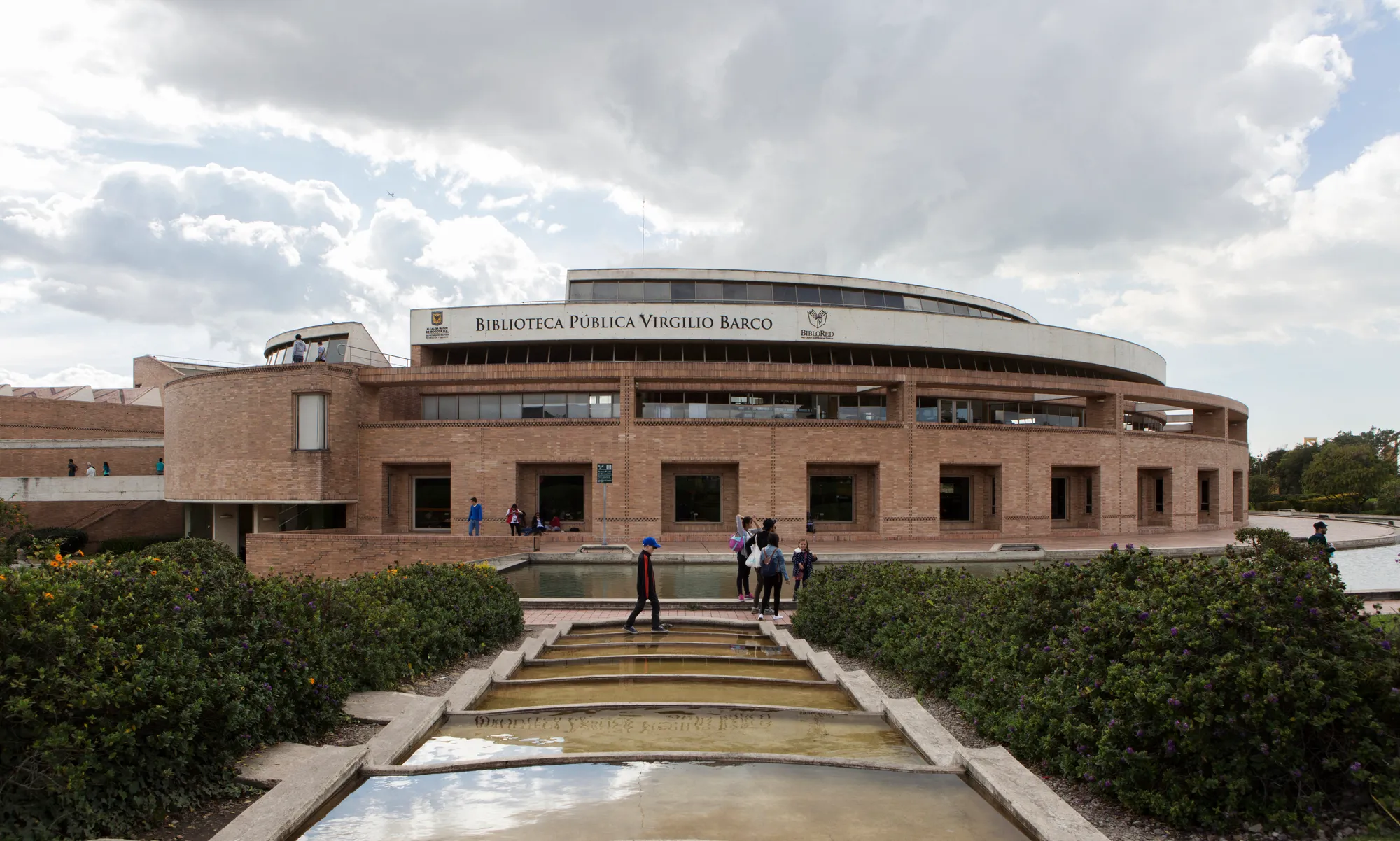 Architecture Classics: Virgilio Barco Library by Rogelio Salmona – A Cultural Landmark in Bogotá