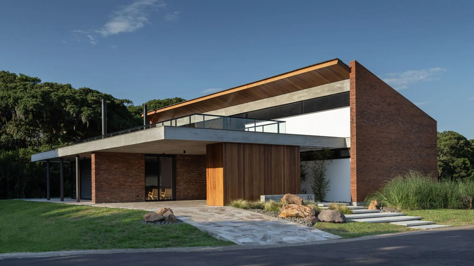 Louzada House by Galeria 733 – A Contemporary Residence Immersed in Brazilian Nature
