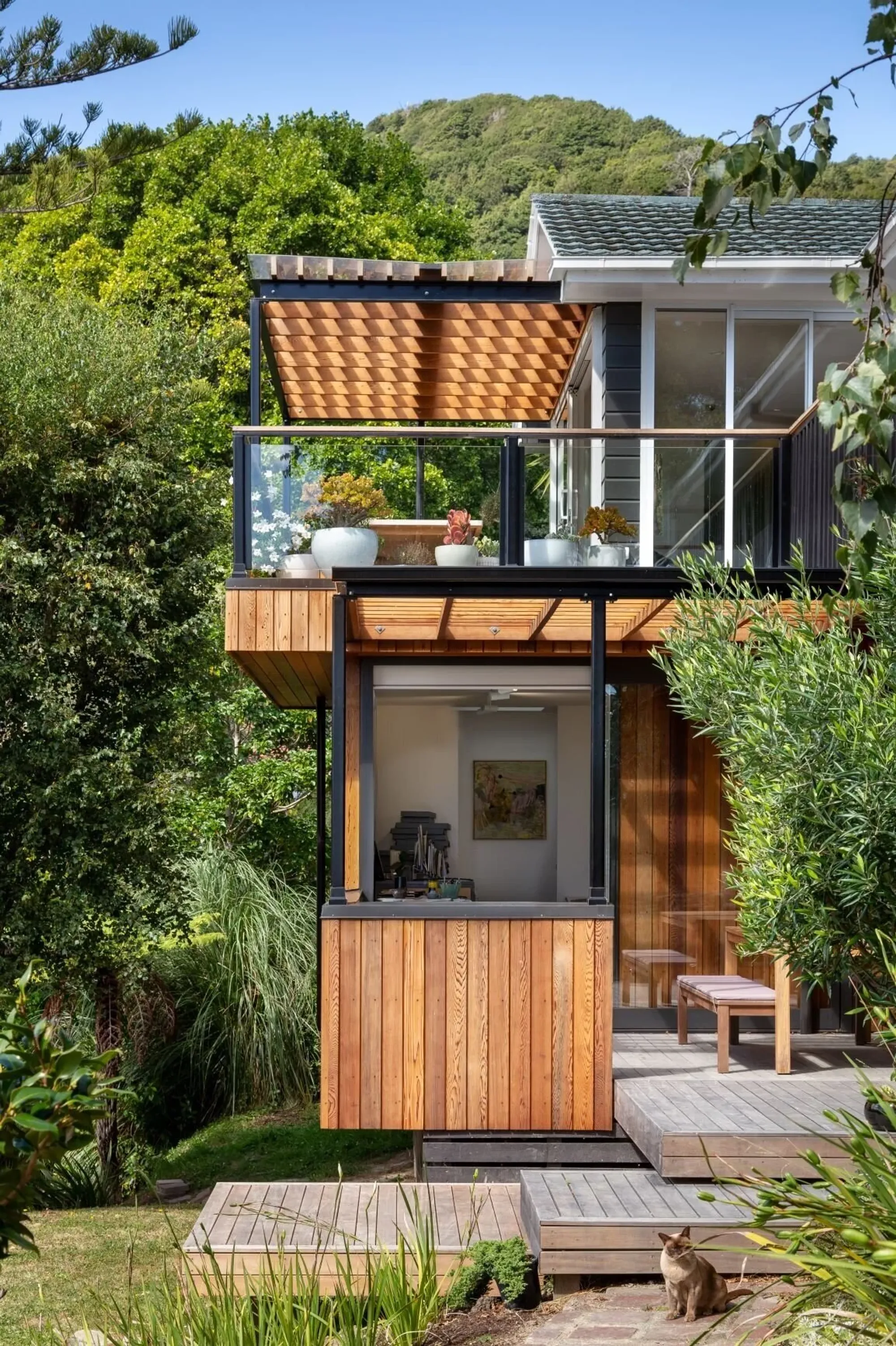 Artists Studio in Lowry Bay by Wallace Architects – A Serene Treehouse-Inspired Creative Haven