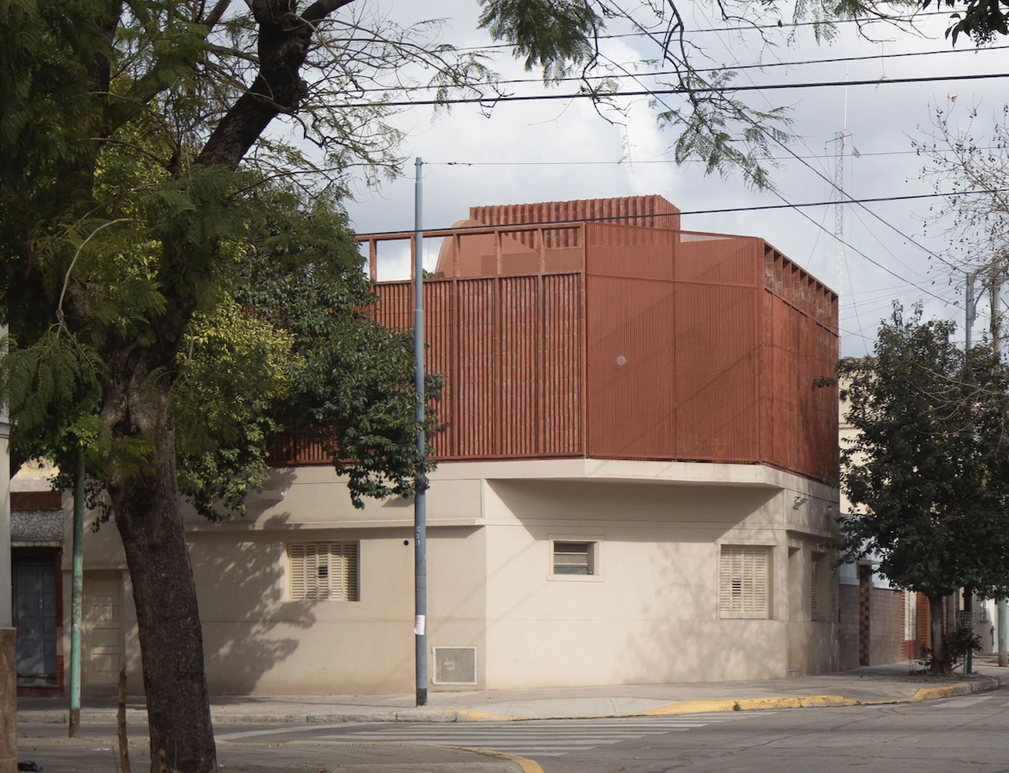 Fonrouge Residence by Fabrizio Pugliese – A Contemporary Renovation Preserving Neighborhood Identity