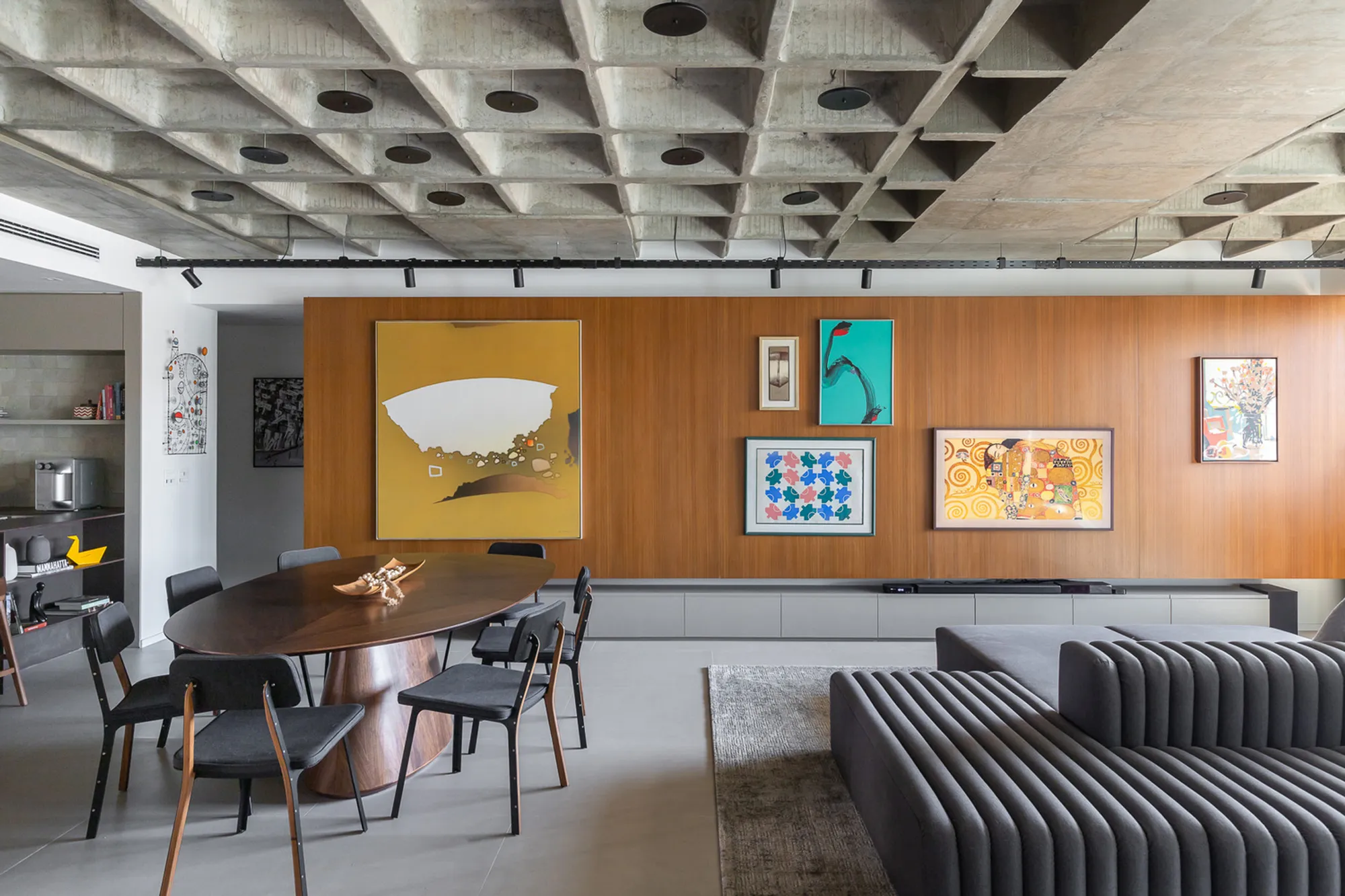Galeria Apartament by CoDA Arquitetura: Integrated Design for Art, Comfort, and Social Living