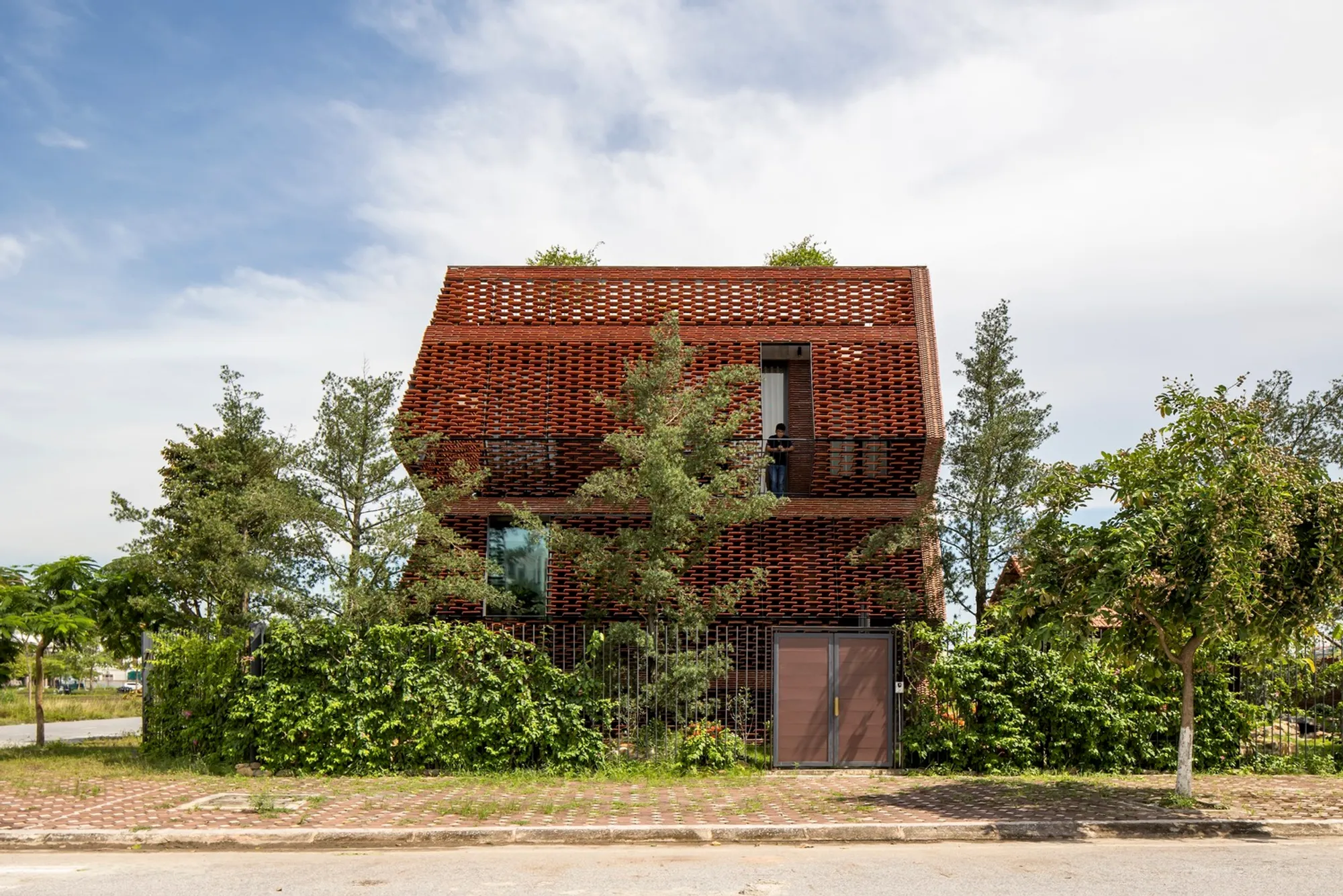 Tile Nest House by H&P Architects – A Contemporary Home Rooted in Vietnamese Tradition