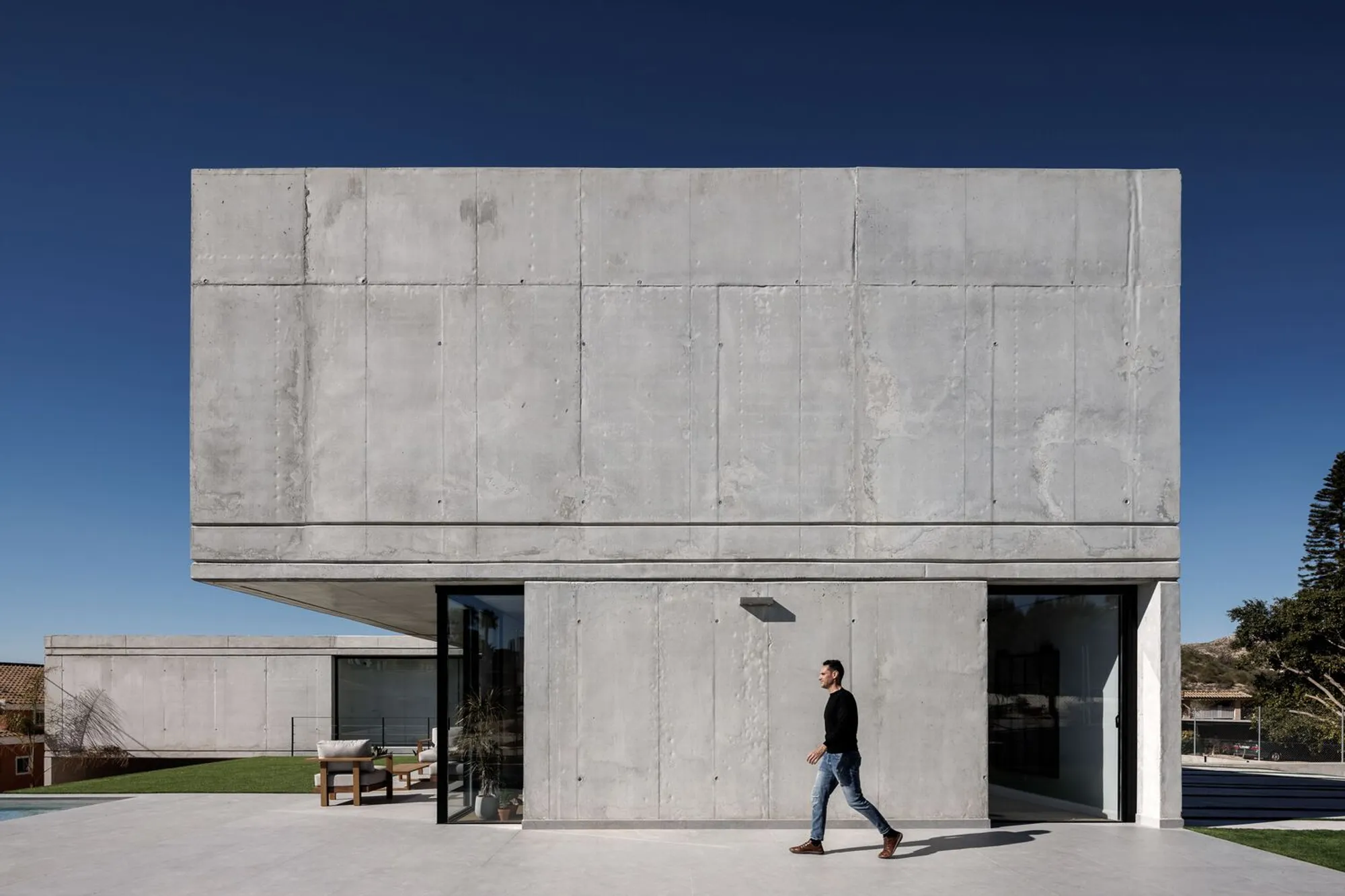 House Behind a Wall by La Mirateca – Innovative Residential Architecture in Elche, Spain