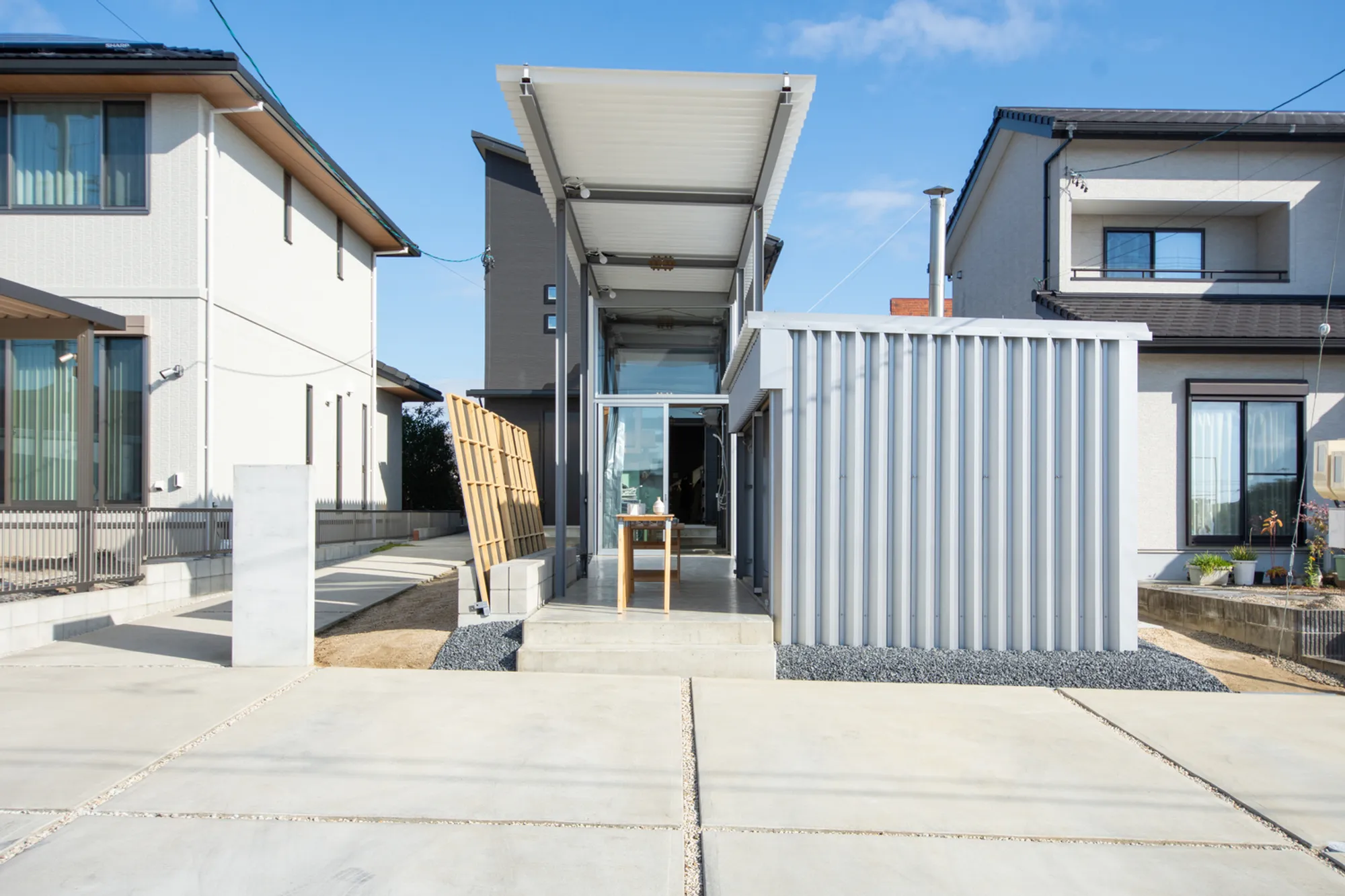 Atelier with Corridor by Takayuki Kuzushima and Associates