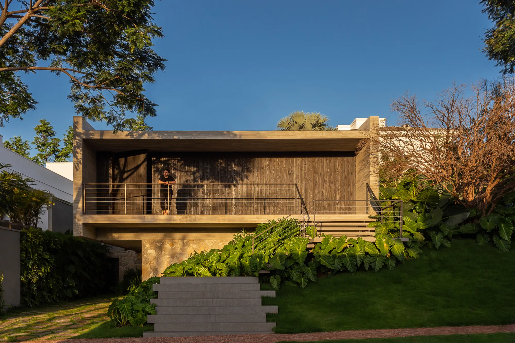 DB House by Aguirre Arquitetura: A Minimalist Residence Overlooking Uberlândia