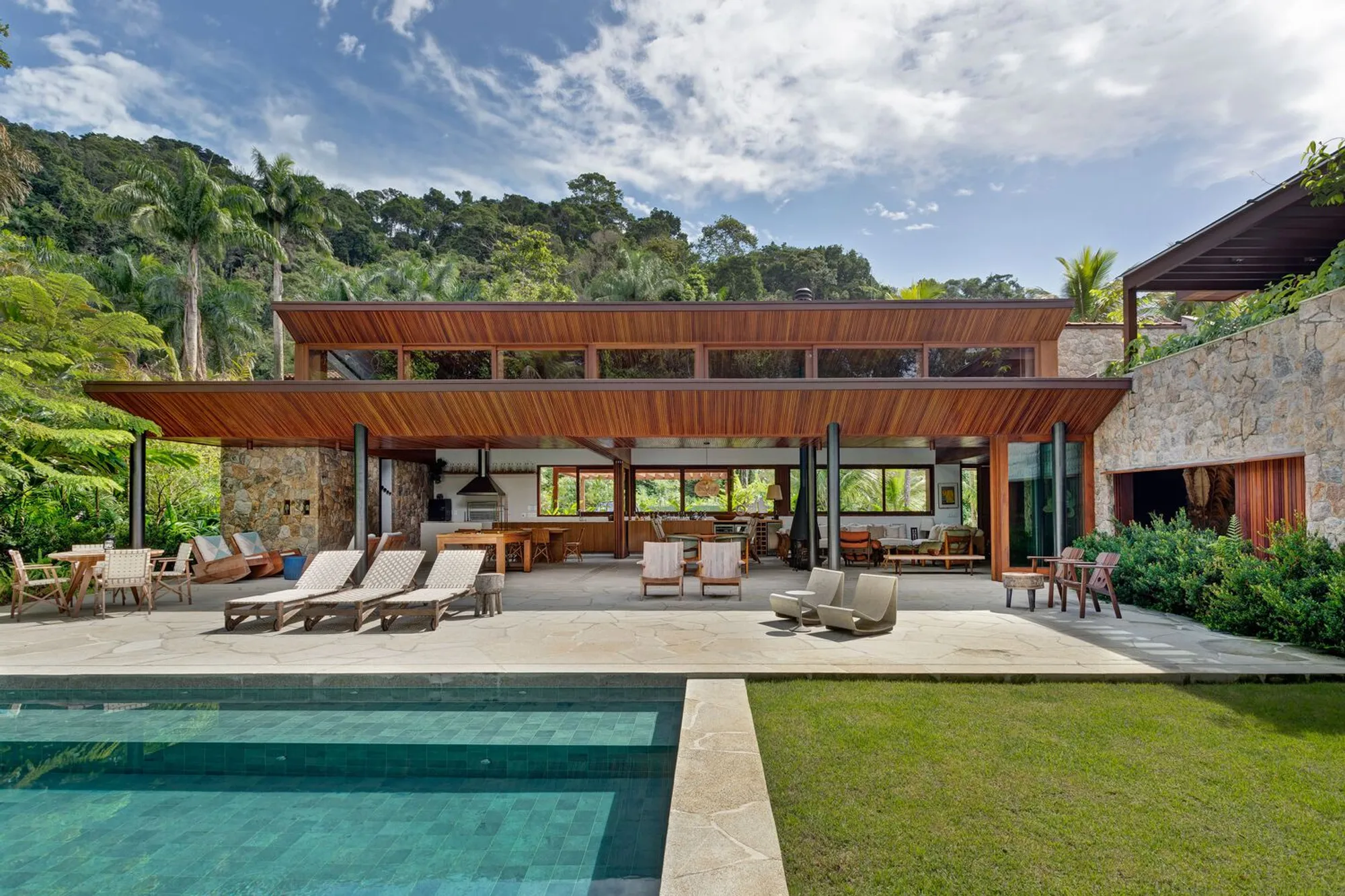 Iporanga House by Ana Angrimani Arquitetura