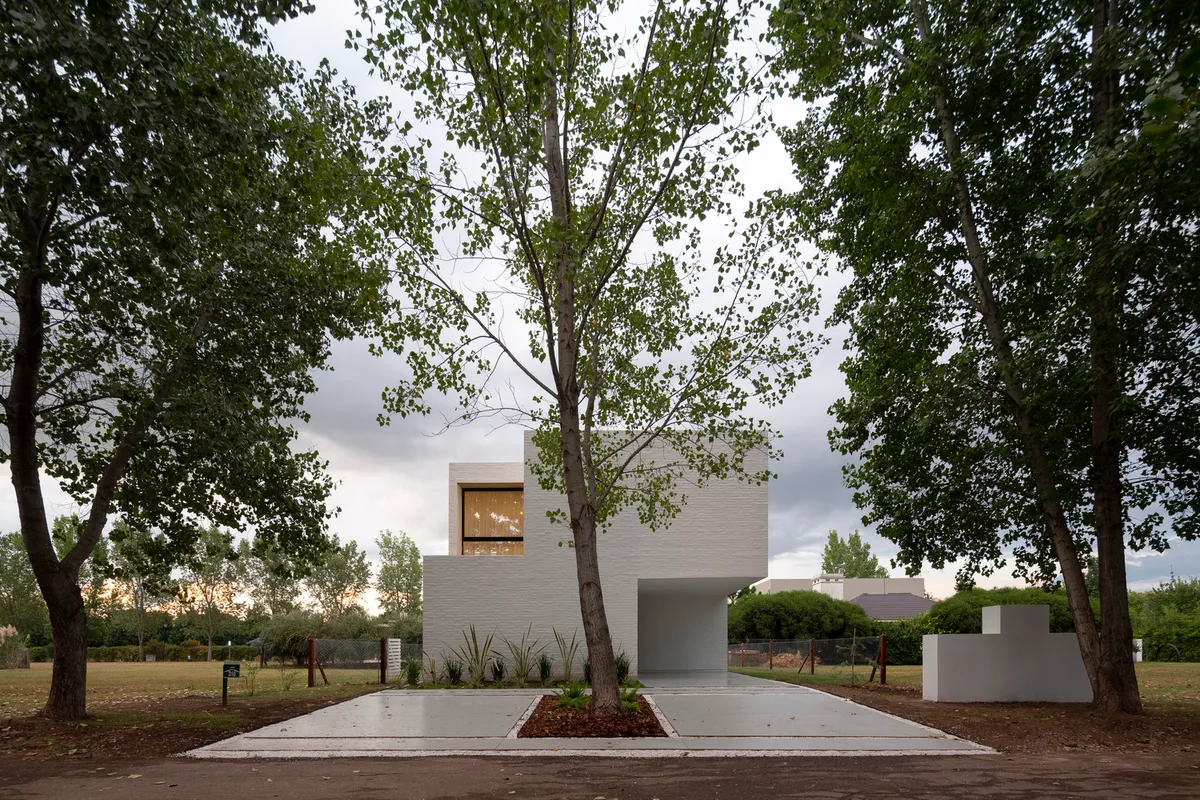 Los Pasos House: Contemporary Privacy and Design in Rosario’s Gated Communities