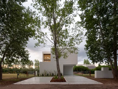 Los Pasos House: Contemporary Privacy and Design in Rosario’s Gated Communities