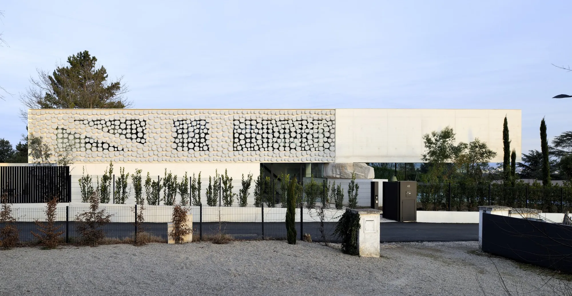 Moos De Hill House by AUM Pierre Minassian: A Sculptural Masterpiece in Saint-Didier-au-Mont-d'Or