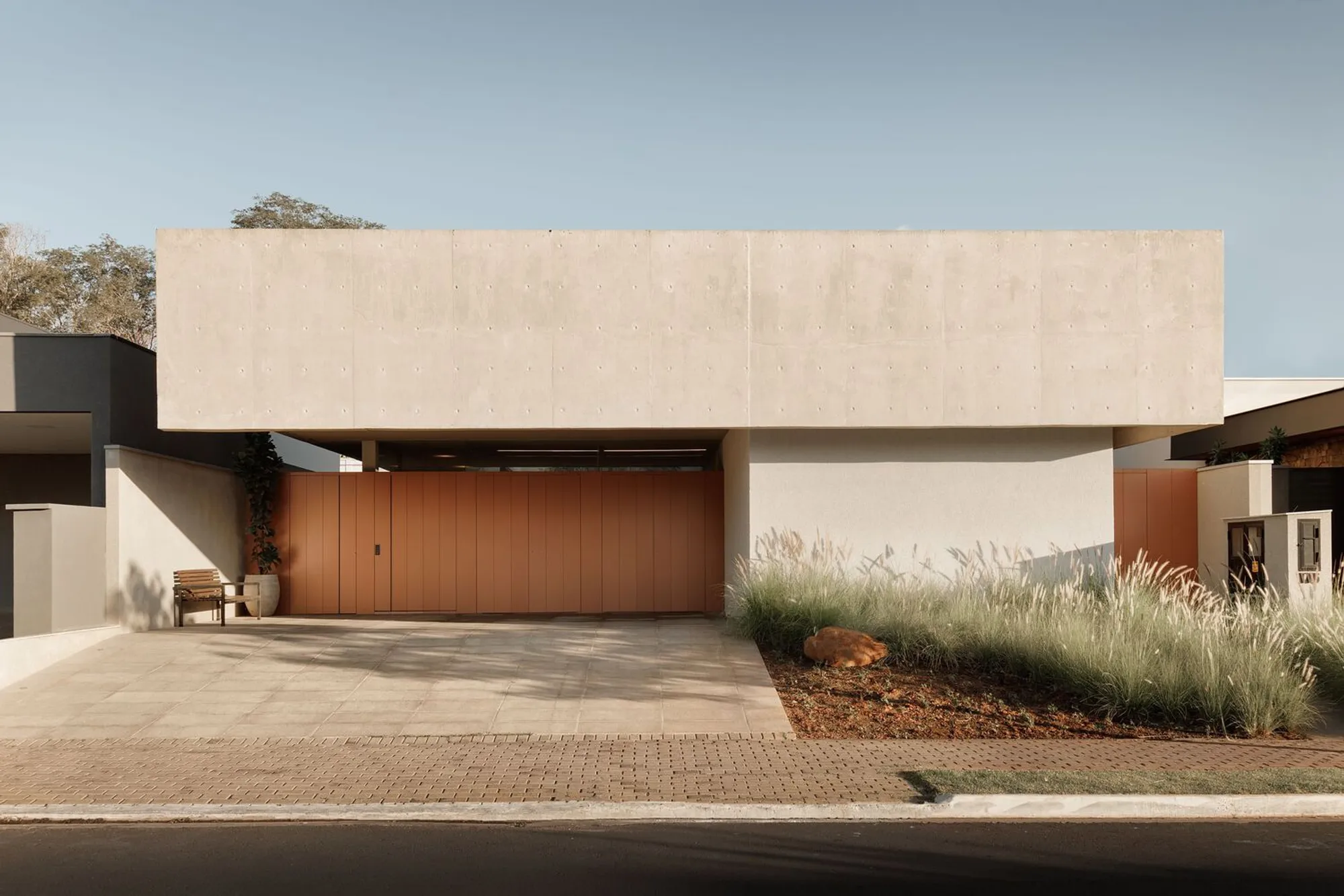 QUADROS House by gruta.arquitetos Contemporary Indoor-Outdoor Family Home in Bauru