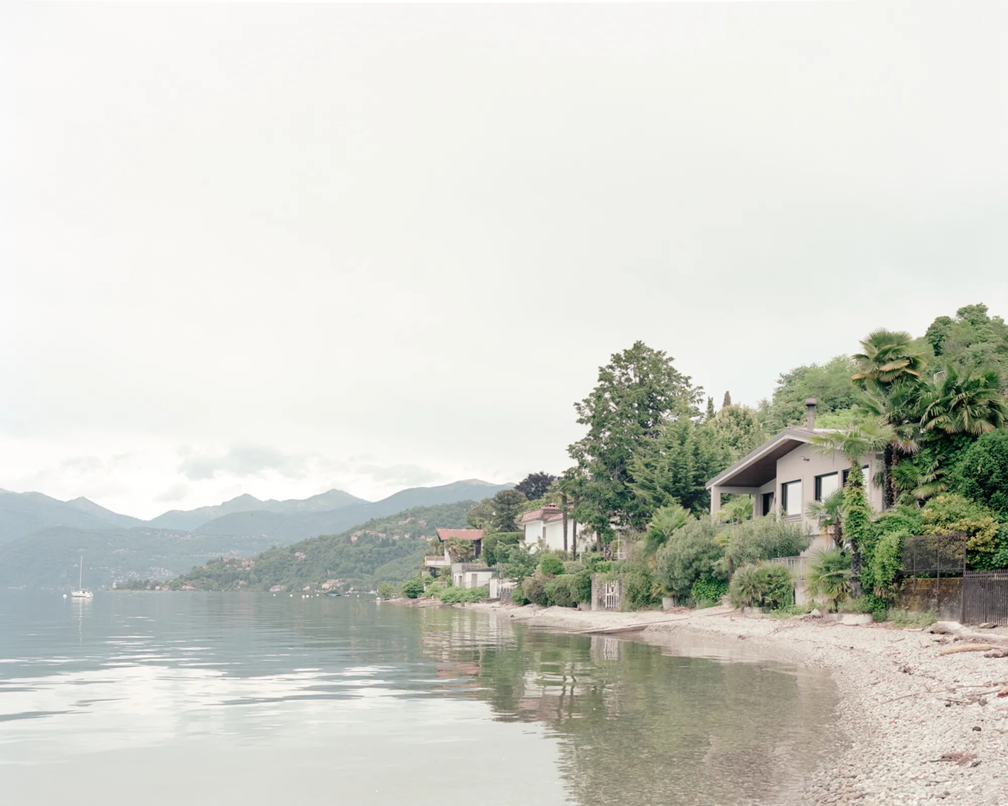 The House on the Lake by duearchitetti: A Year-Round Transformation Between Water and Greenery