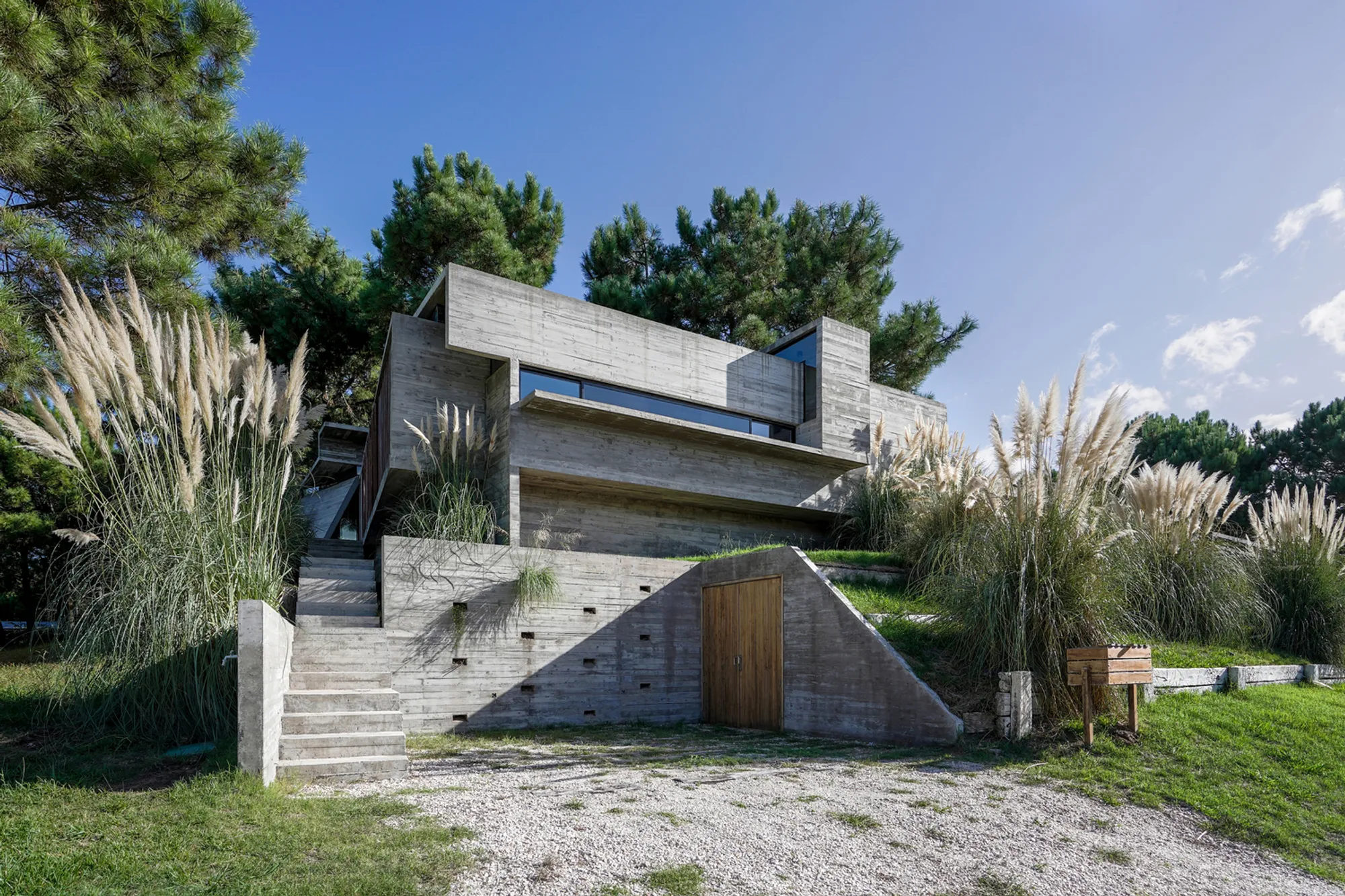 Loma House by Besonias Almeida Arquitectos: Modern Coastal Living in Costa Esmeralda