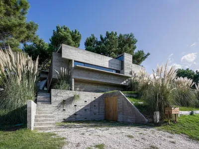 Loma House by Besonias Almeida Arquitectos: Modern Coastal Living in Costa Esmeralda