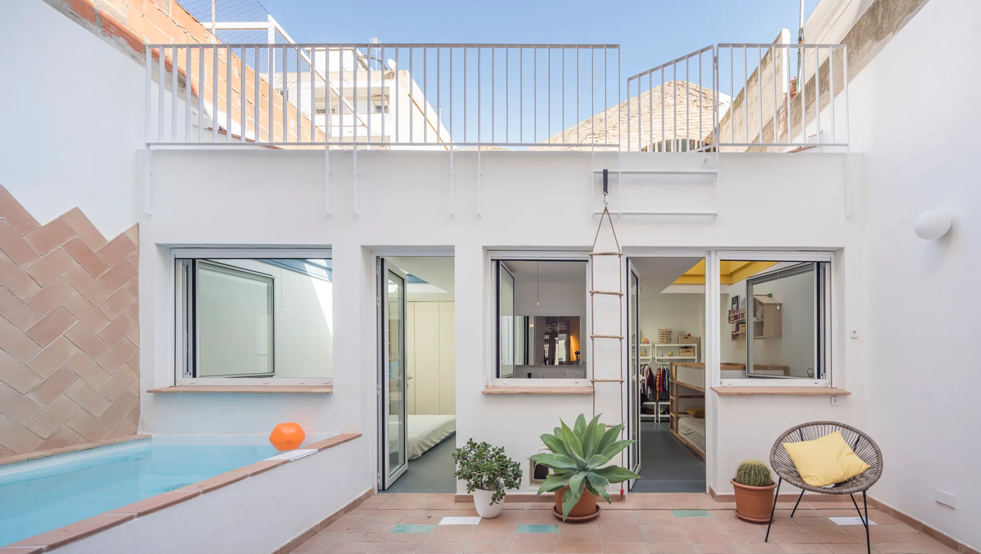 Casavera: An Accessible Mediterranean Home Rooted in El Cabanyal