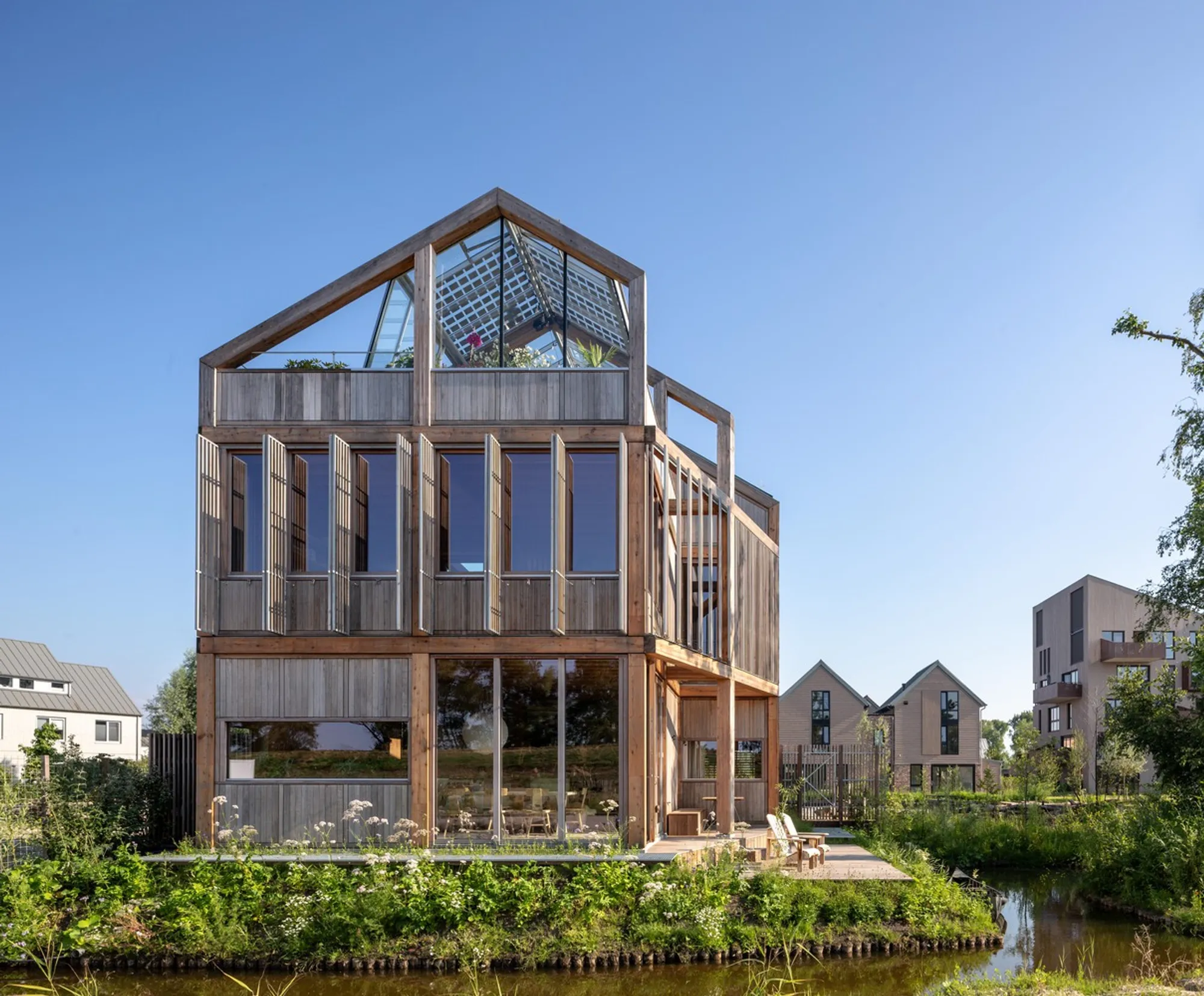 Wooden House in Muiden by Moke Architecten: A Sustainable Living and Working Home