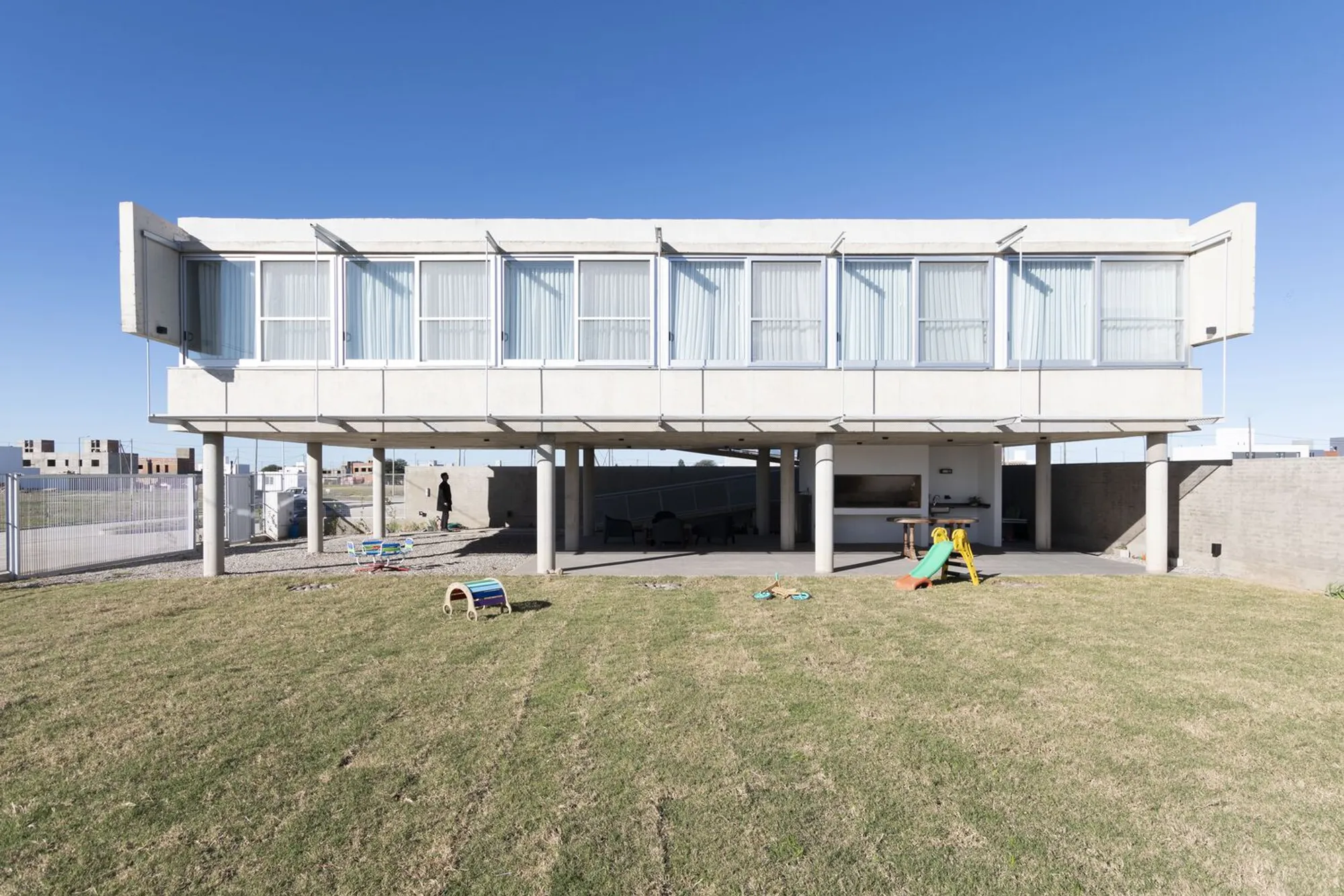 House Between Columns by Esteras Perrote: Innovative Residential Design in Córdoba, Argentina