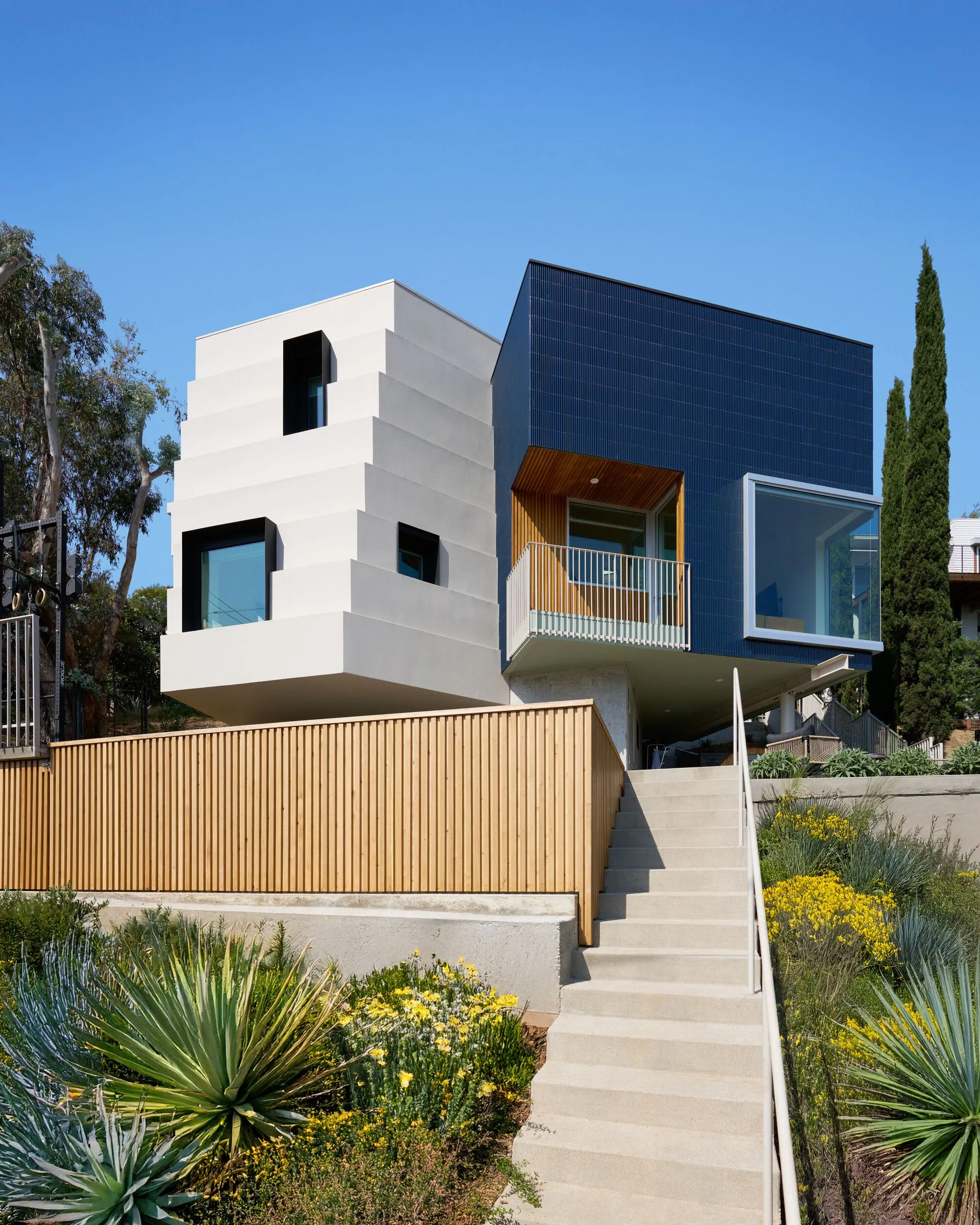 Ivan Hill ADU Residence: A Contemporary Hillside Guesthouse in Silver Lake