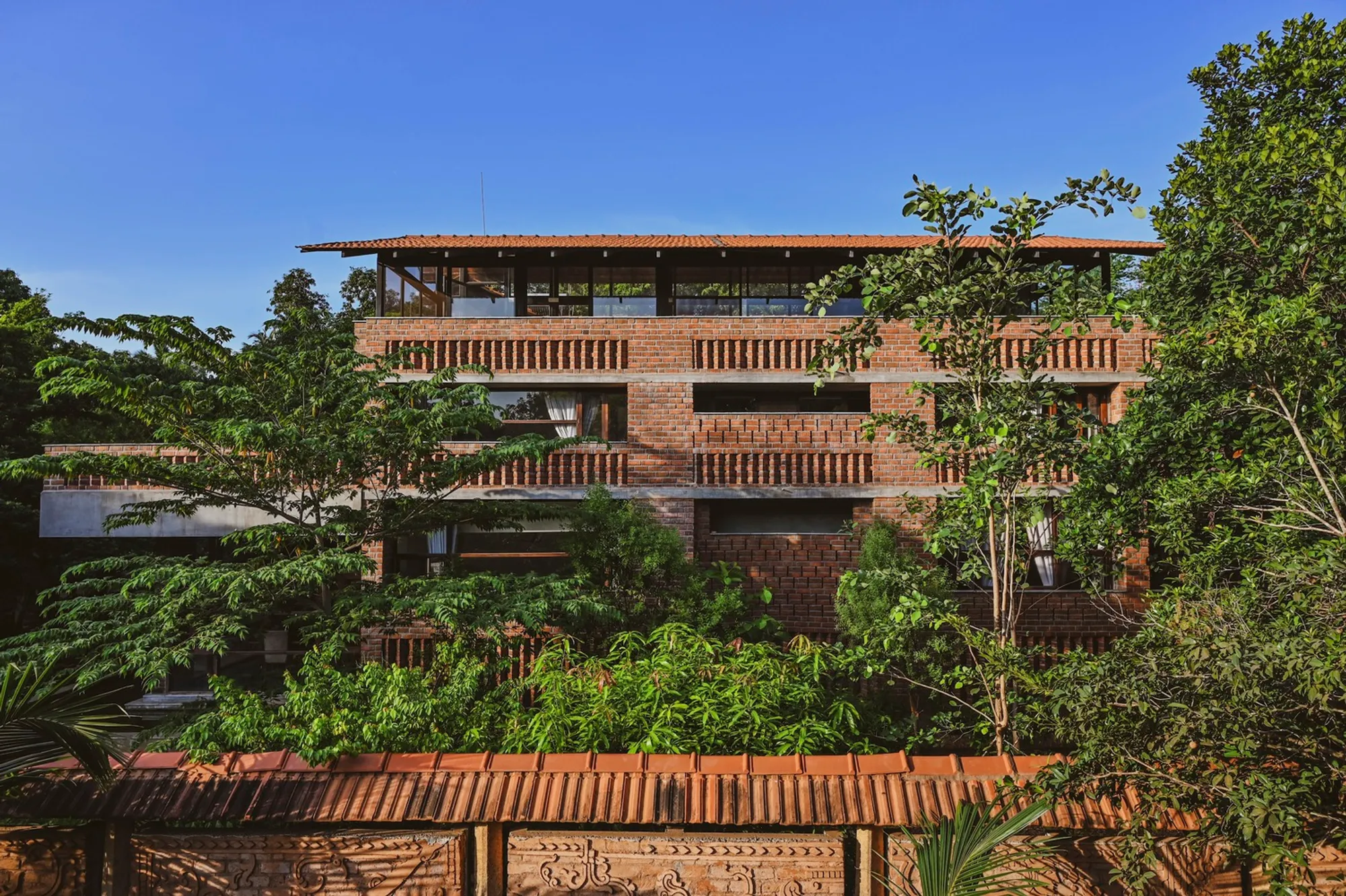 Kalarigram House, Auroville: A Courtyard-Centered Vernacular Residence by Badoloka of Auroville