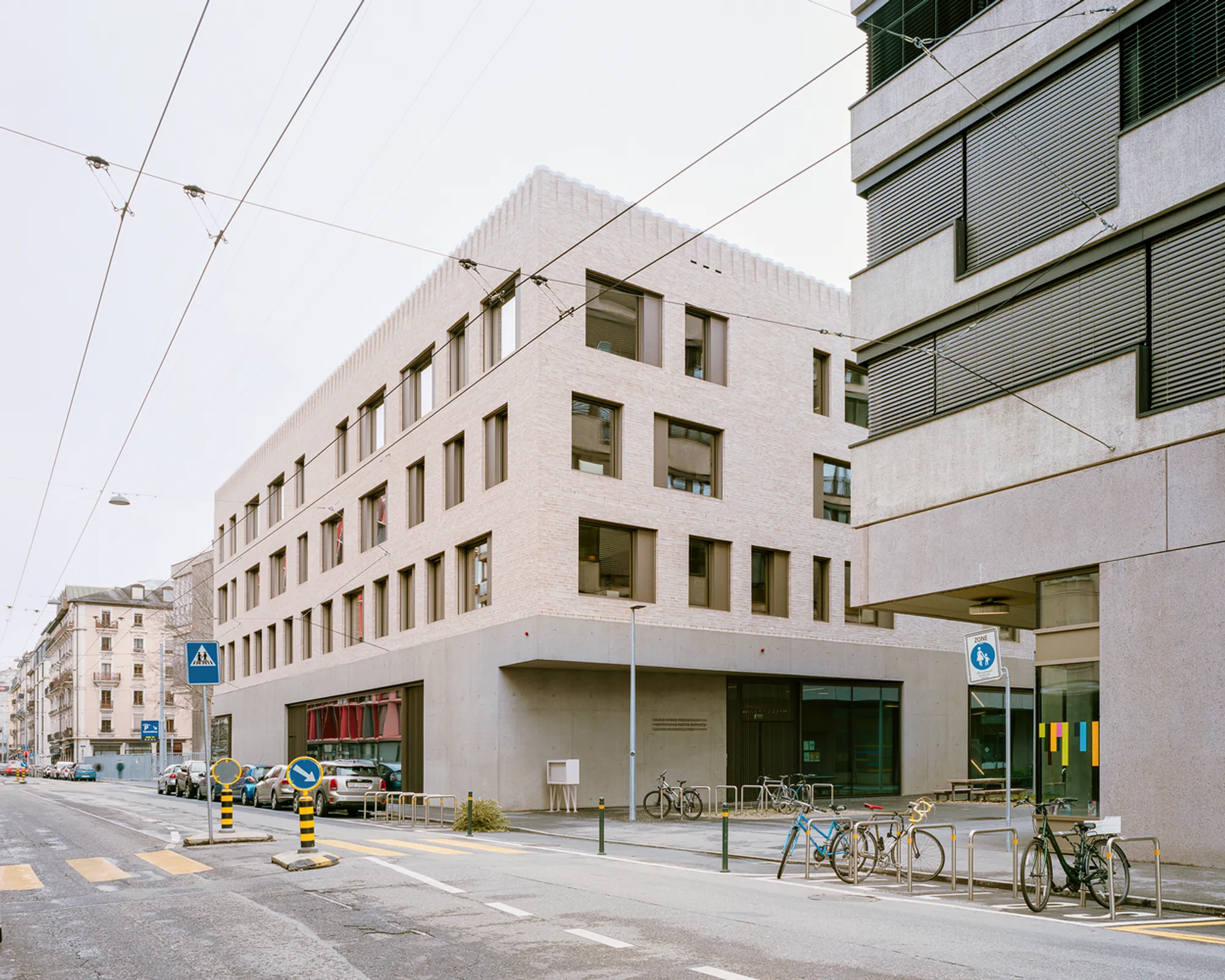 Public Facilities Building in Genève by Lacroix Chessex